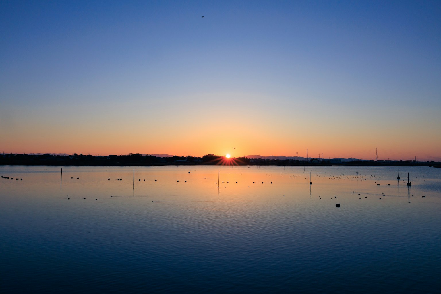 Bellissimo tramonto che si riflette sull'acqua calma del lago