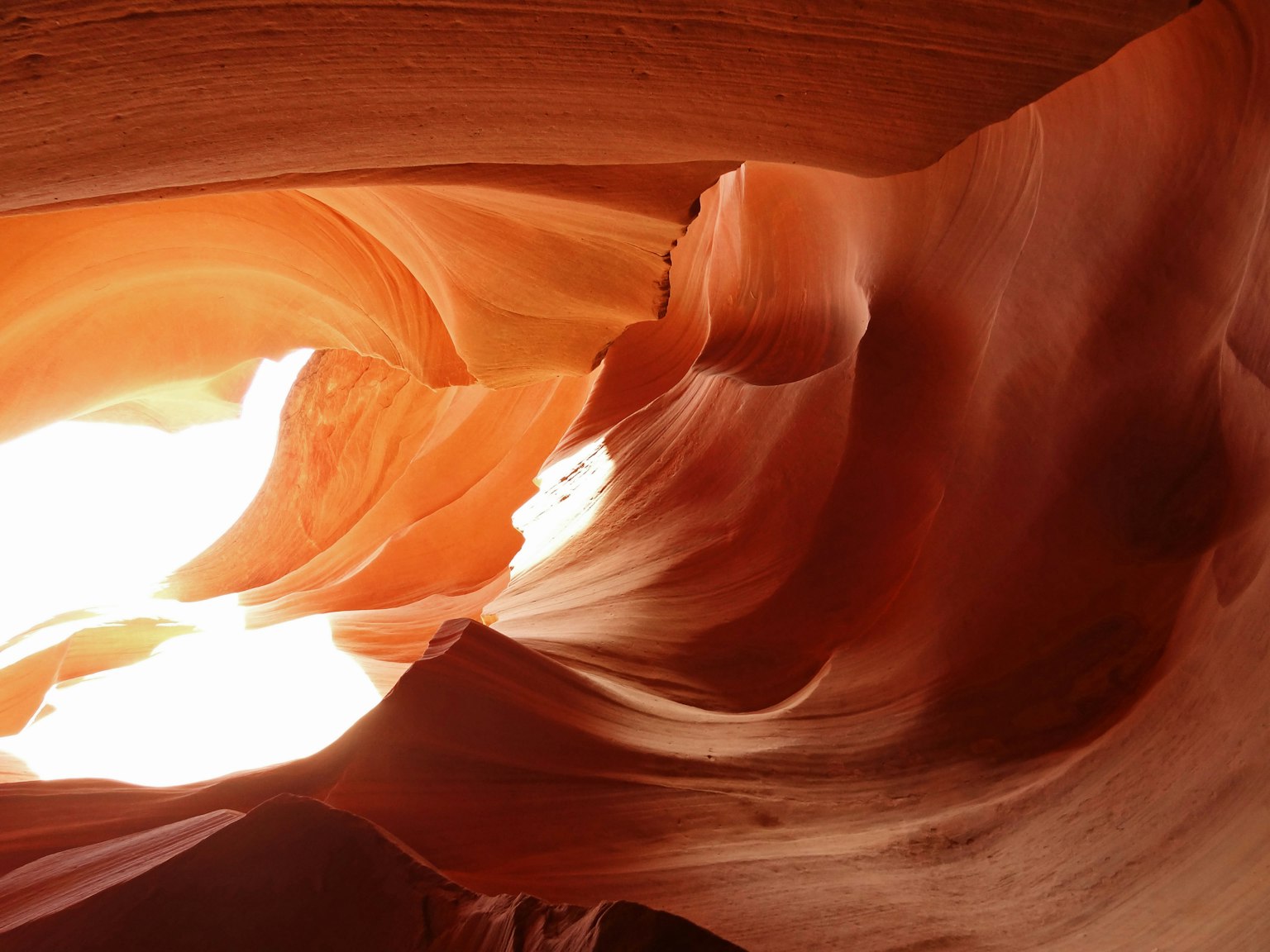 Cañón Antílope con hermosas capas de roca naranja y contraste de luz