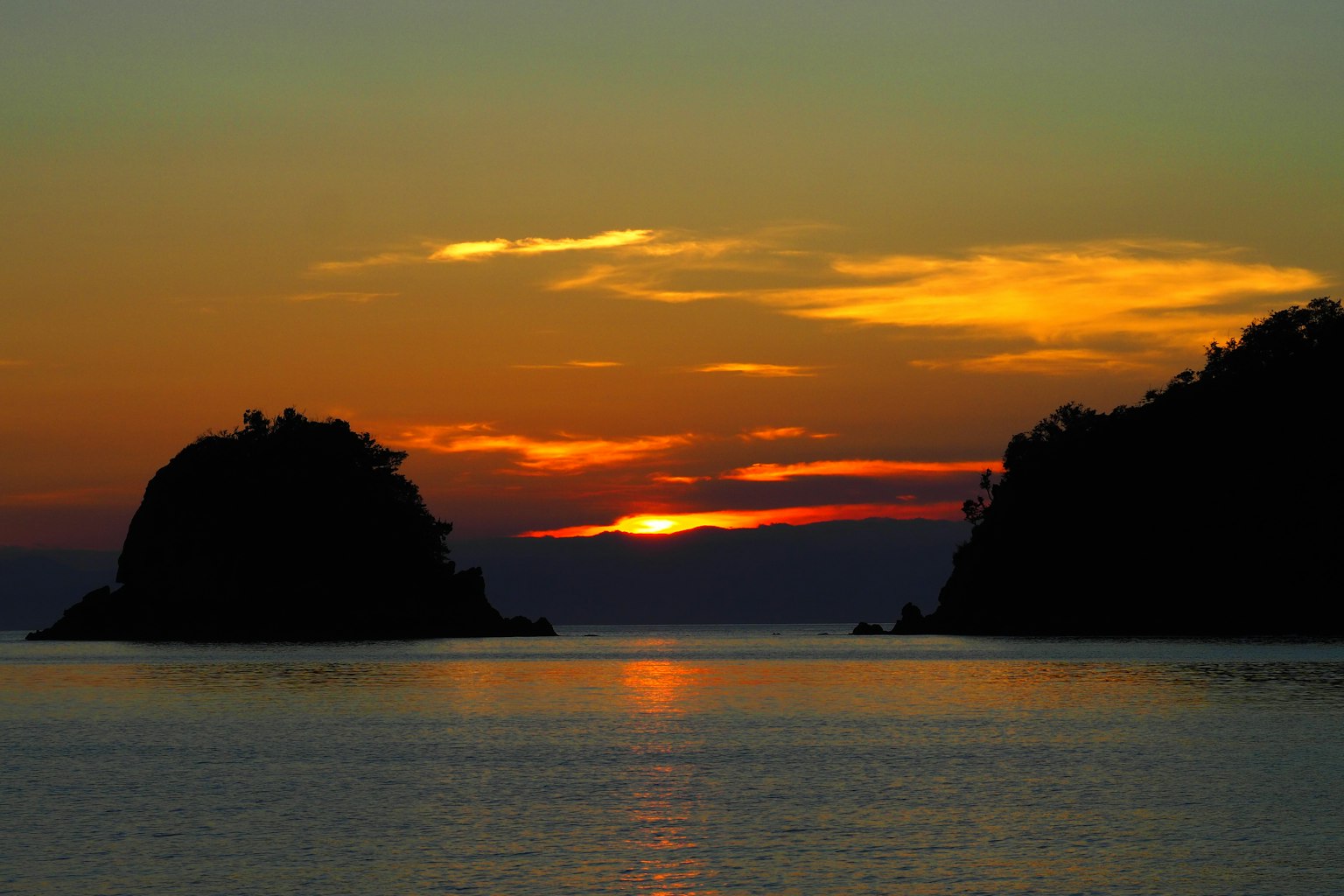 Bellissimo tramonto che si riflette sul mare piccole isole ai lati