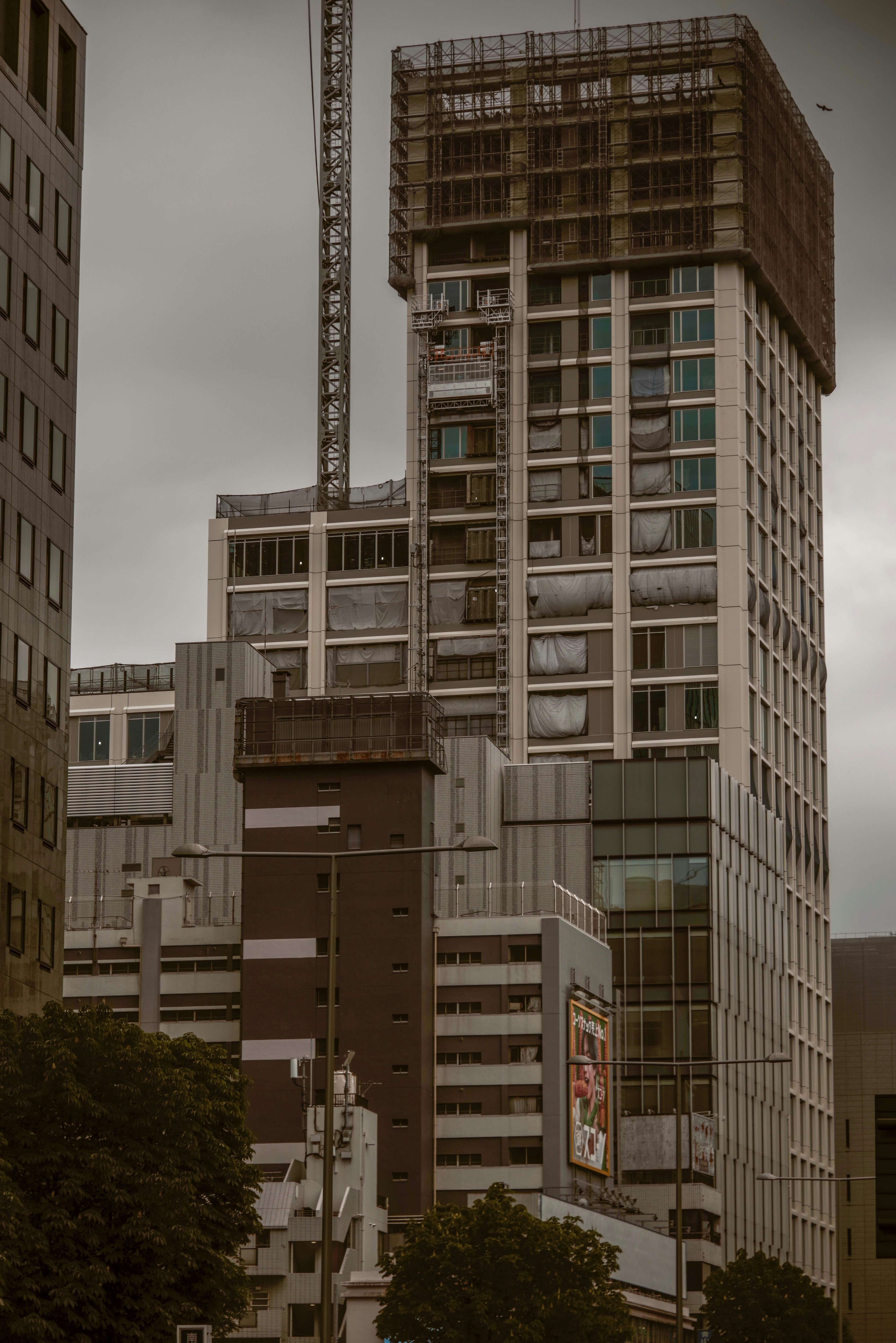 建設中の高層ビル群のある都市の街並み