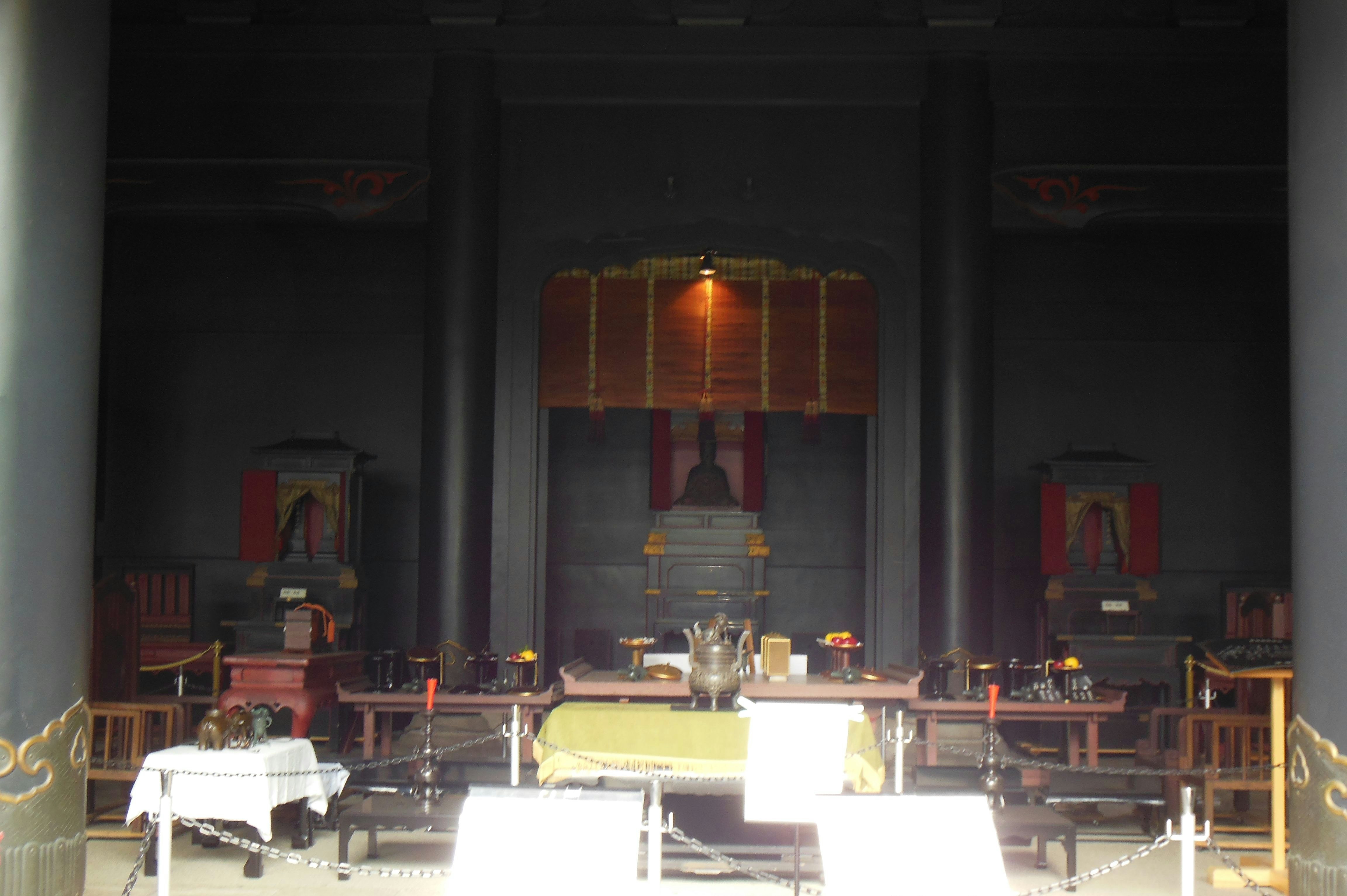 Escena de altar interior con velas y objetos religiosos