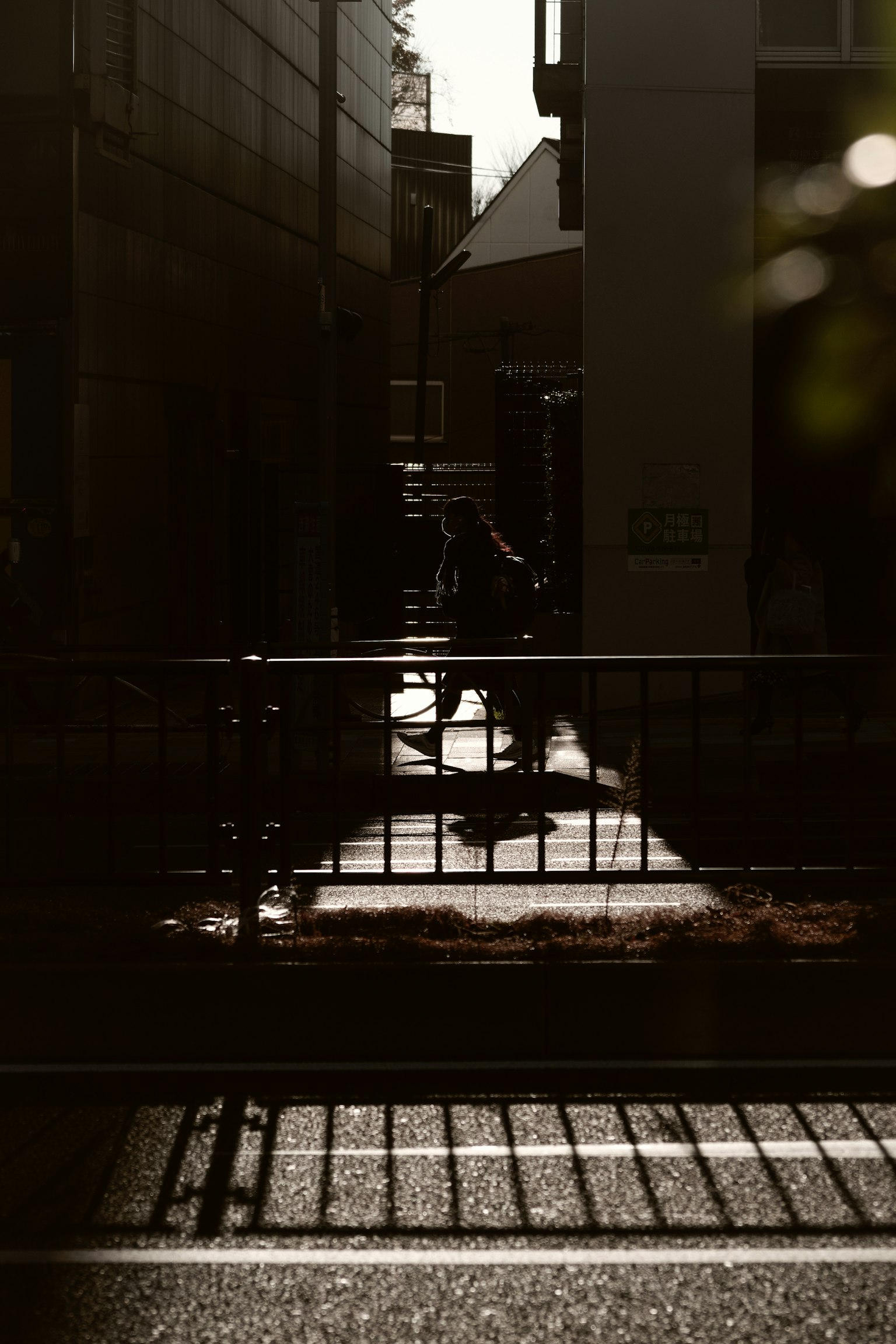 Silhouette d'une personne dans une ruelle faiblement éclairée