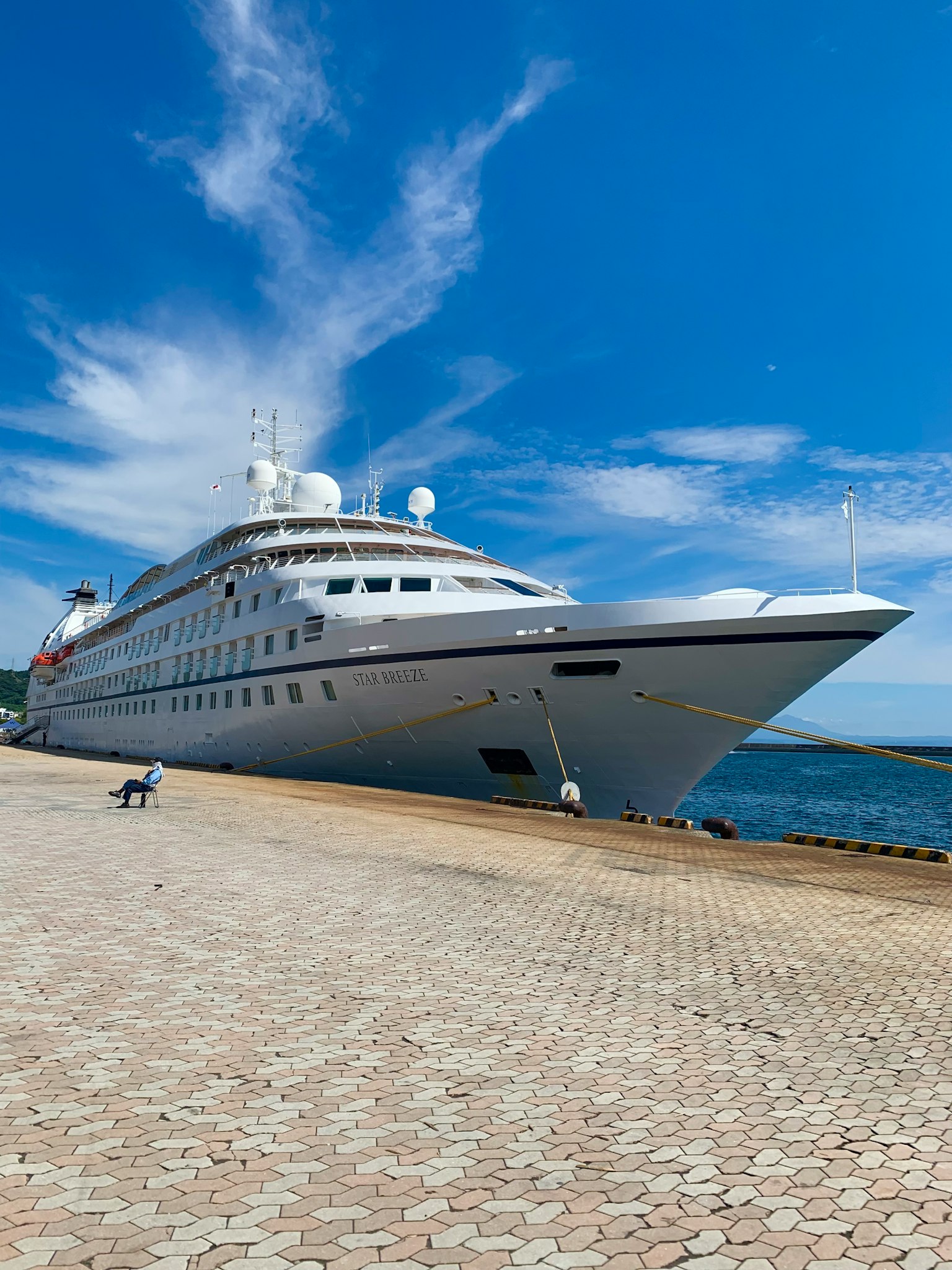 Navire de croisière de luxe amarré sous un ciel bleu