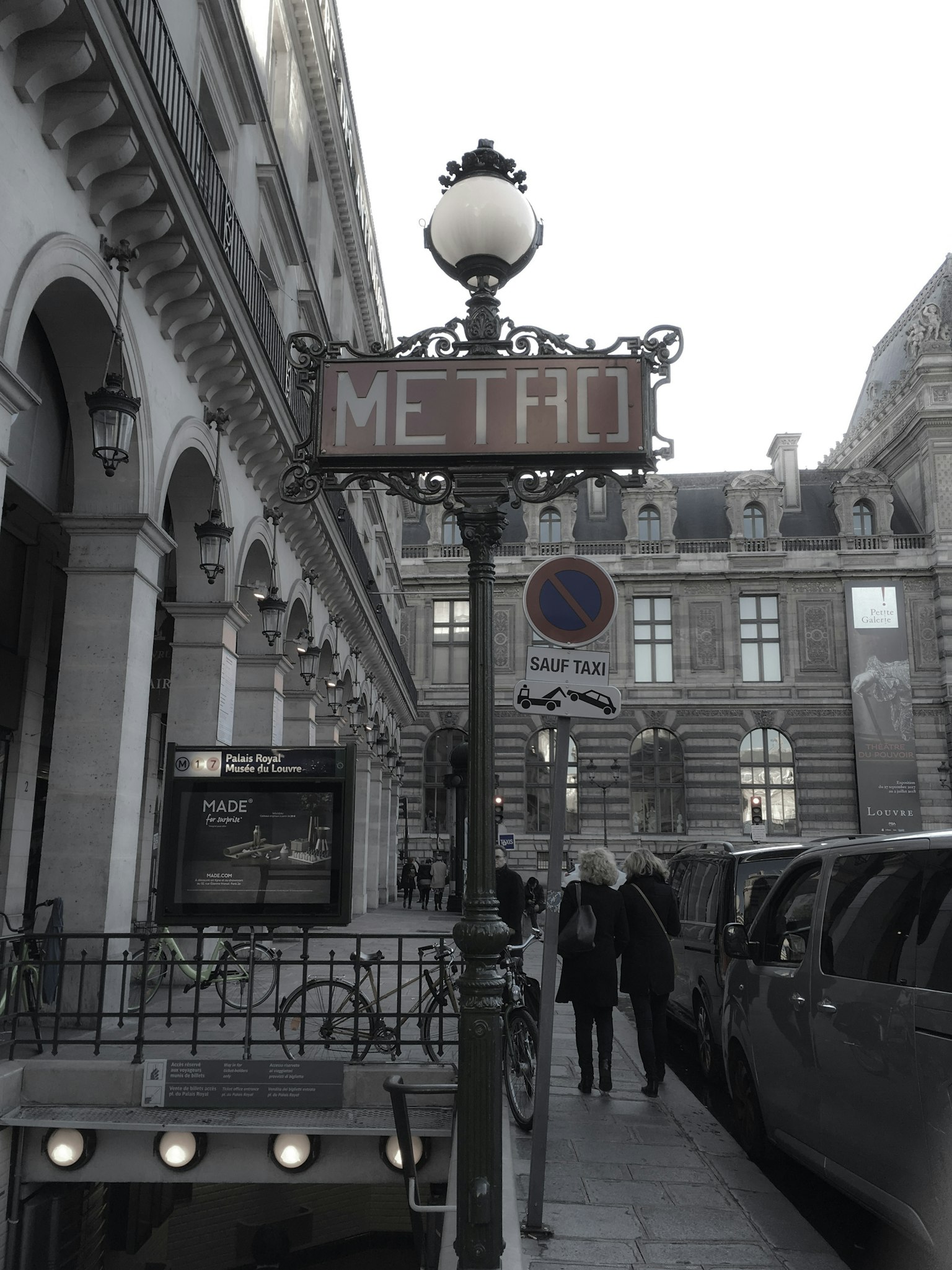Vista di strada con un'insegna della metro di Parigi in un contesto storico