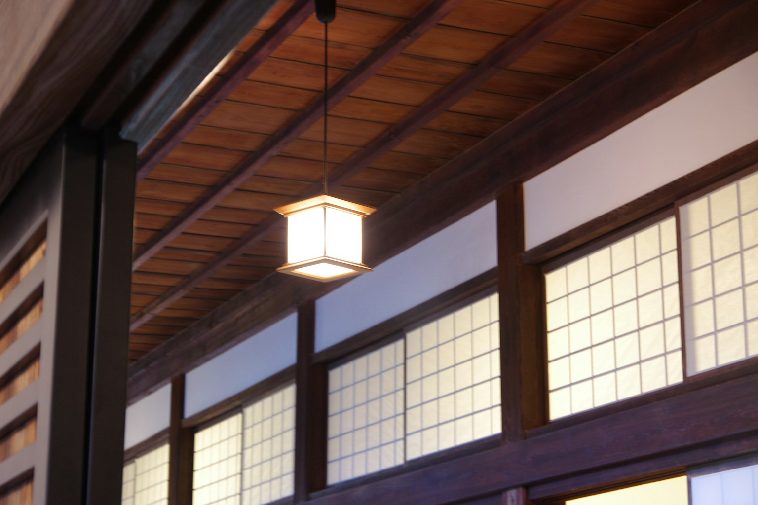 Traditioneller japanischer Raum mit Laterne und Shoji-Bildschirmen