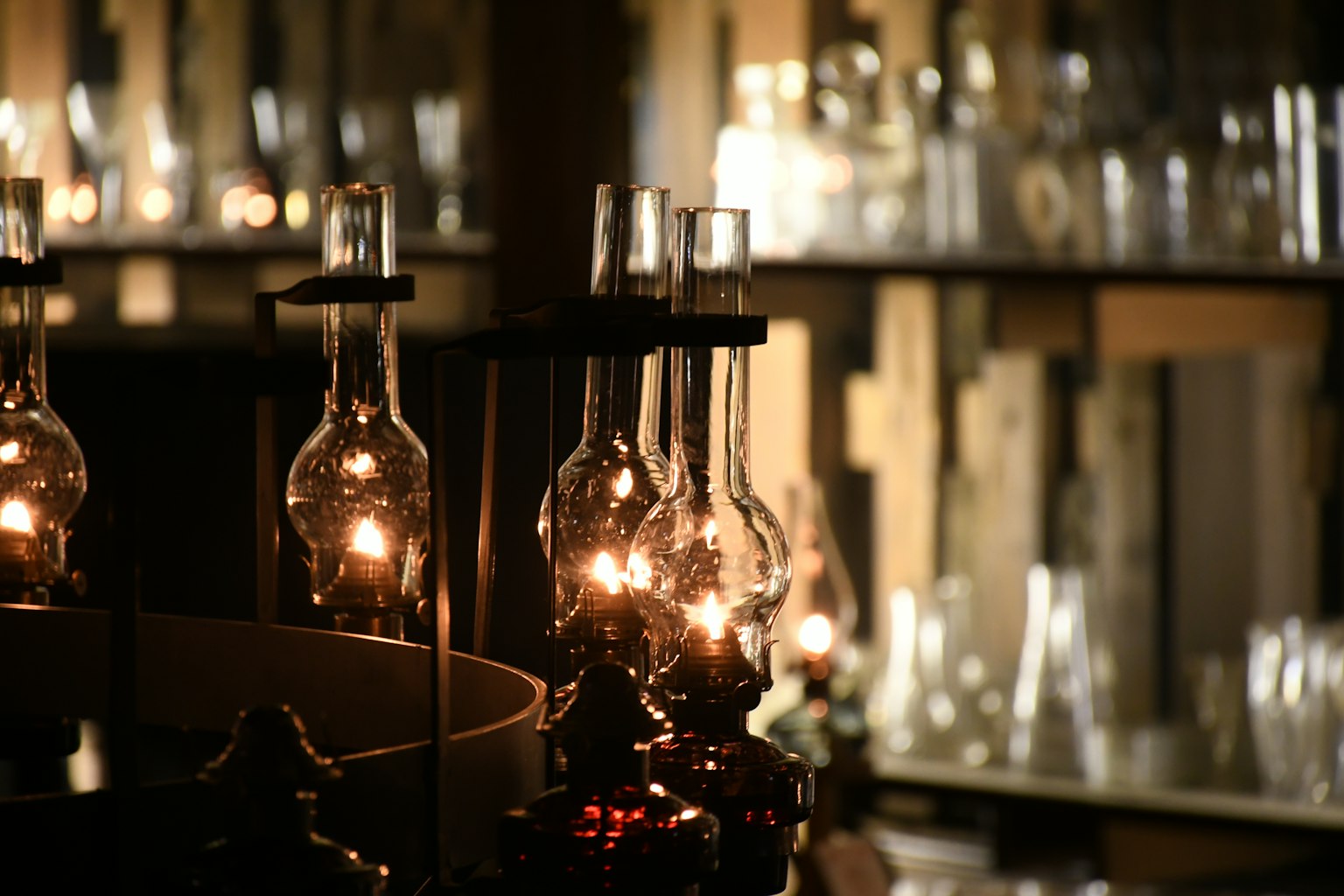 Image de lampes vintage allumées avec des bouteilles en verre en arrière-plan