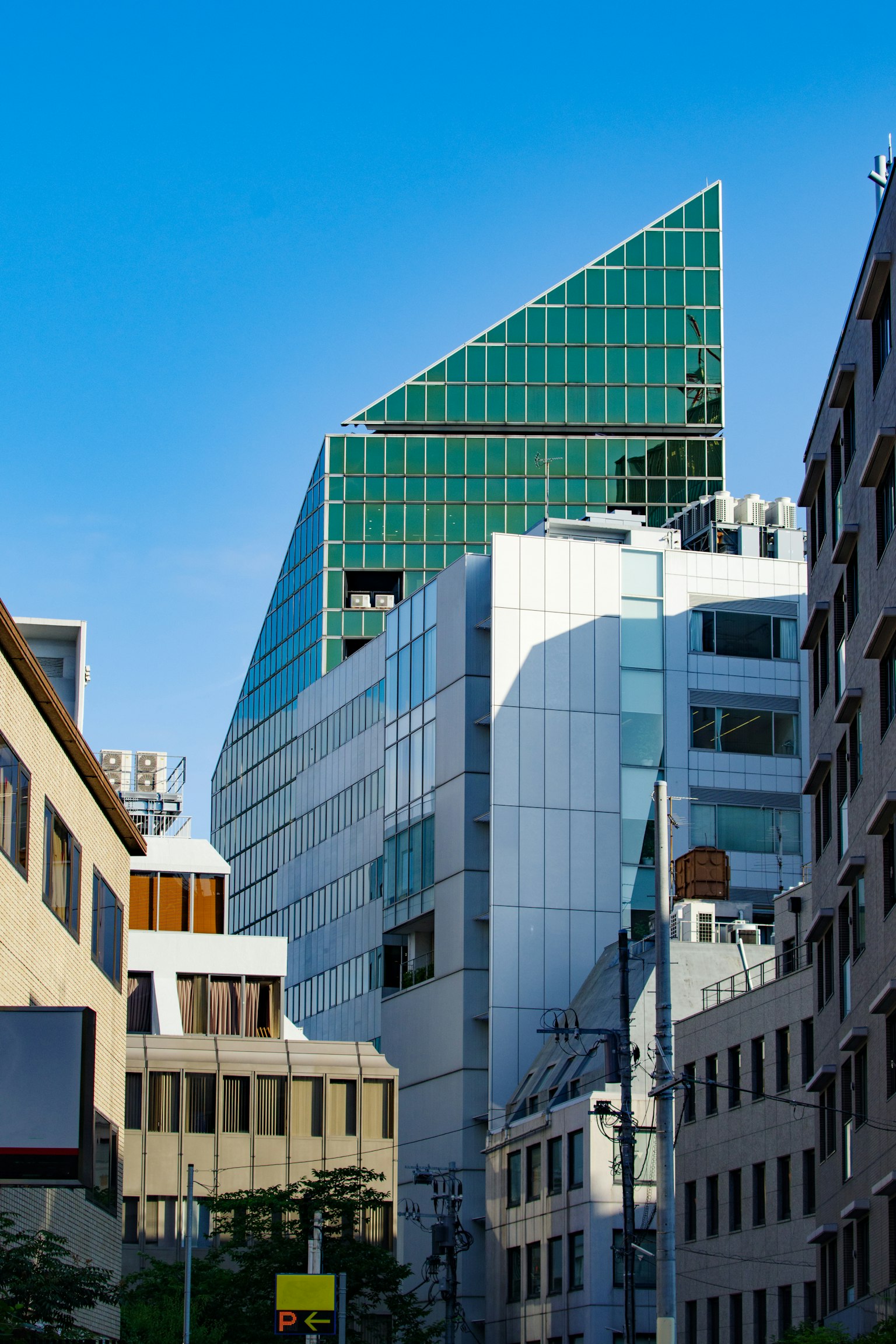 Edificios modernos bajo un cielo azul con un techo triangular distintivo