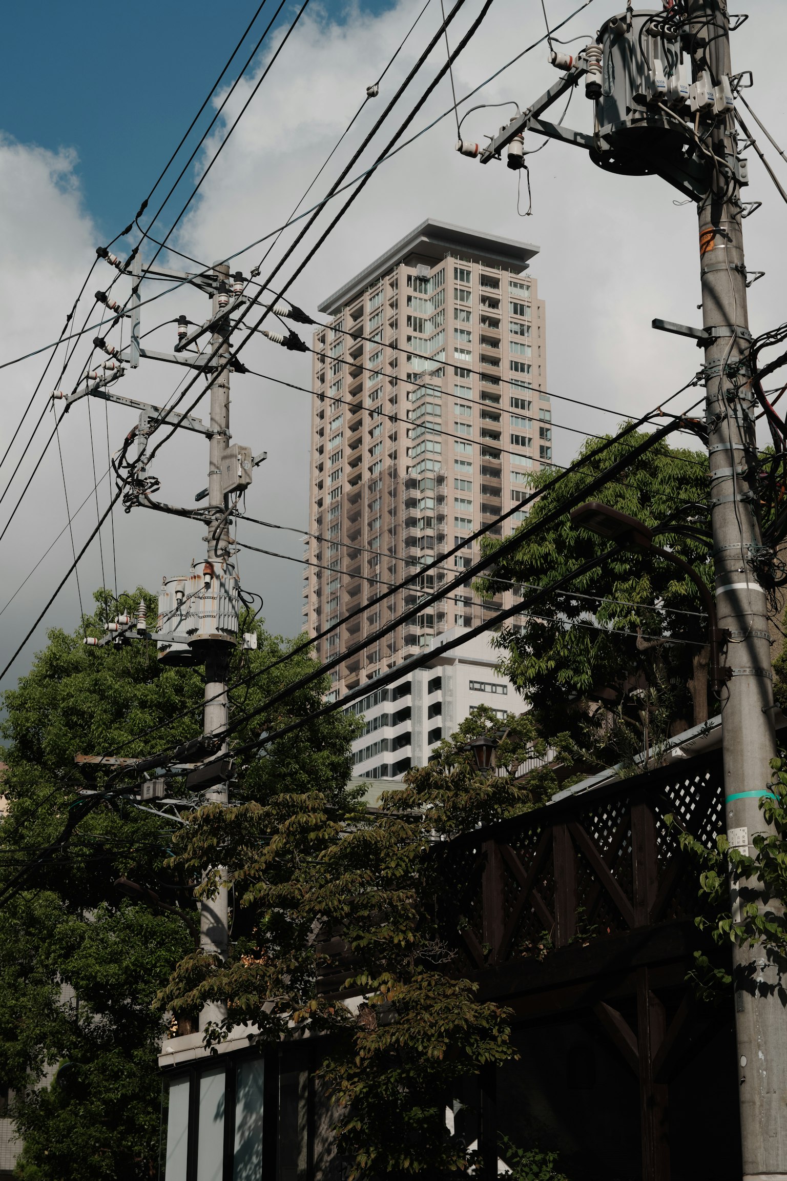 Scena urbana con un grattacielo e linee elettriche