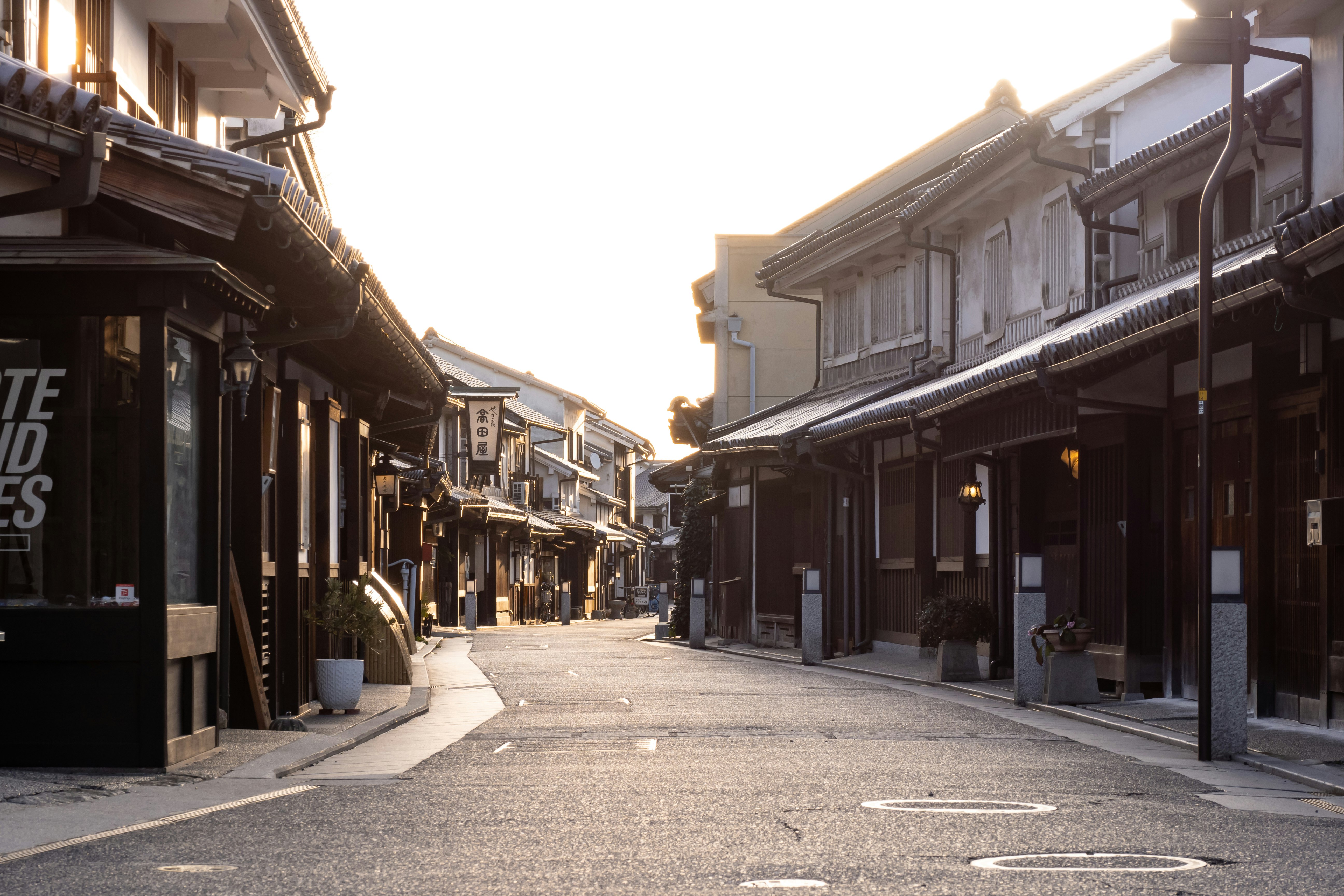 路地に並ぶ古い商店街の軒先と建物