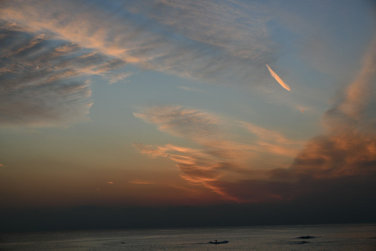 Atardecer sobre el océano con nubes y colores vibrantes