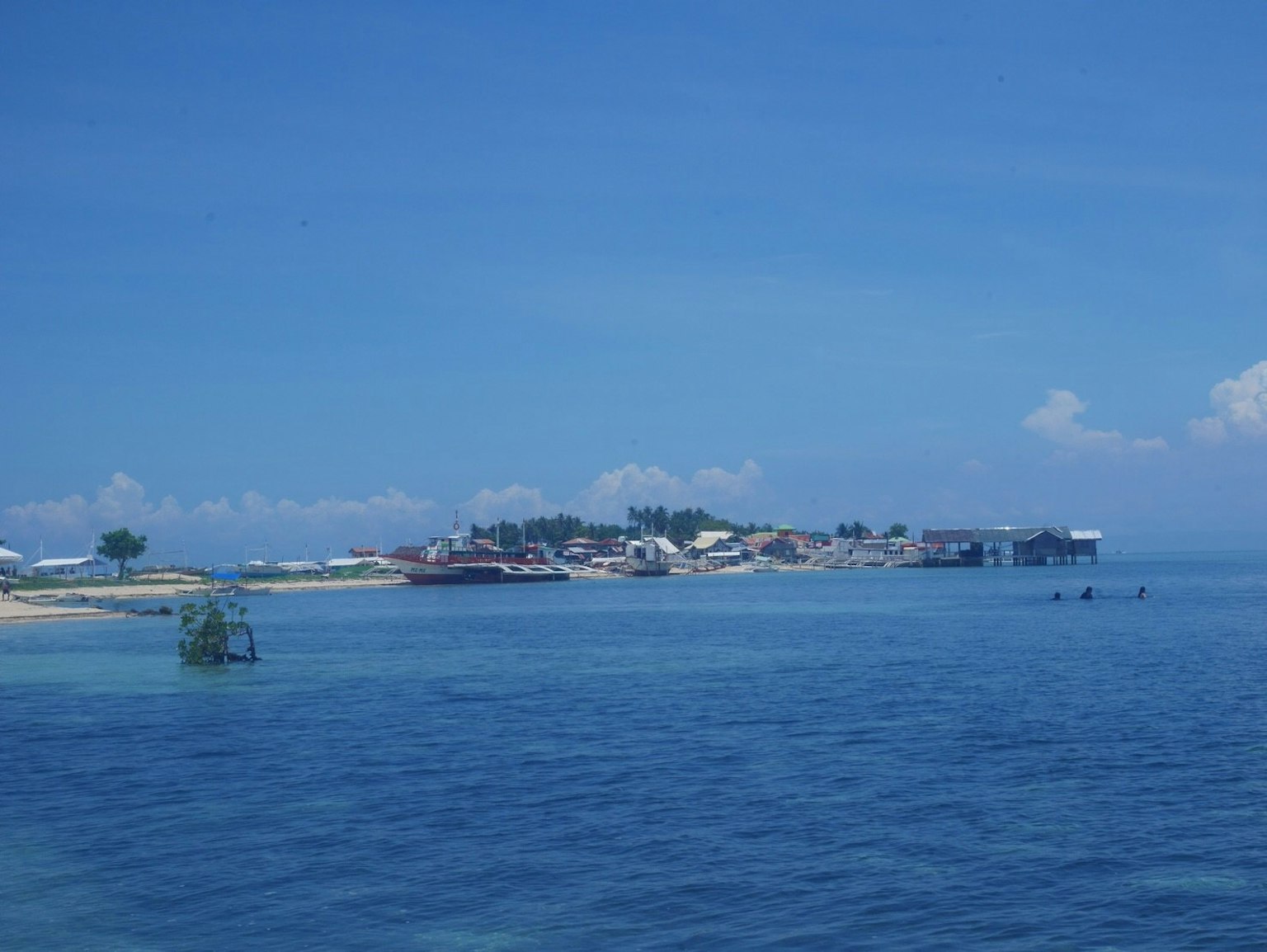 Malersiche Ansicht von Inseln mit blauem Meer und Himmel