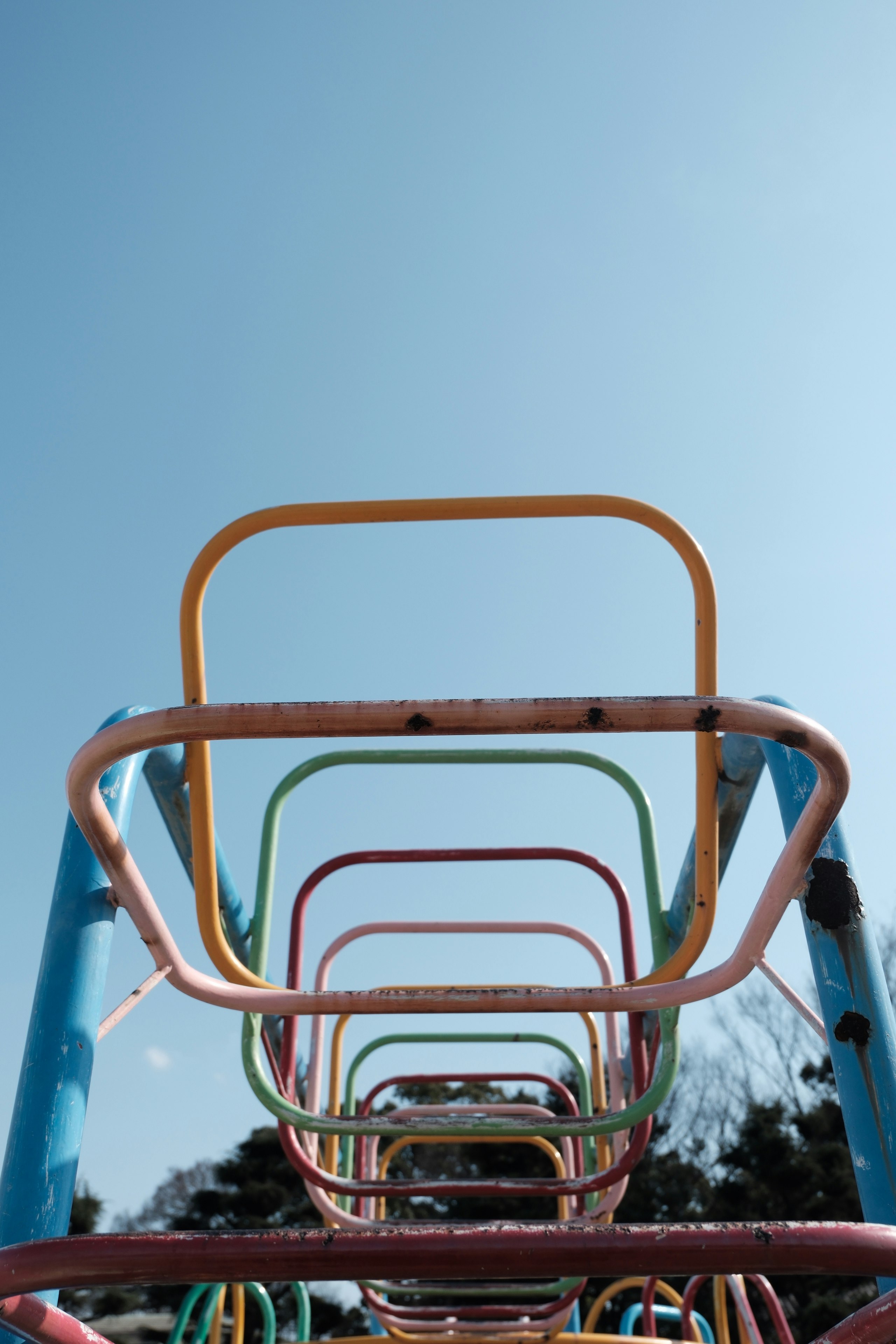 青空の下の遊具（公園のブランコ）