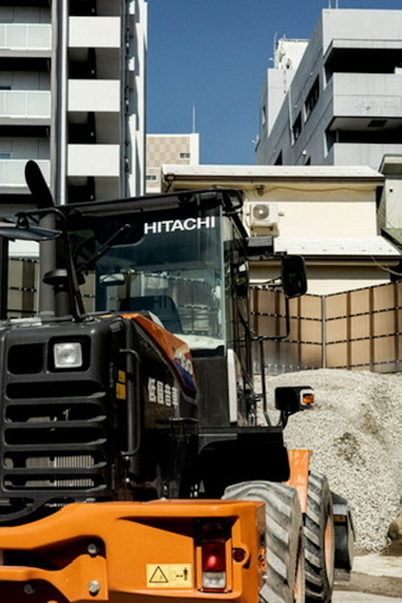 背景中有建築物的日立施工機械和履帶