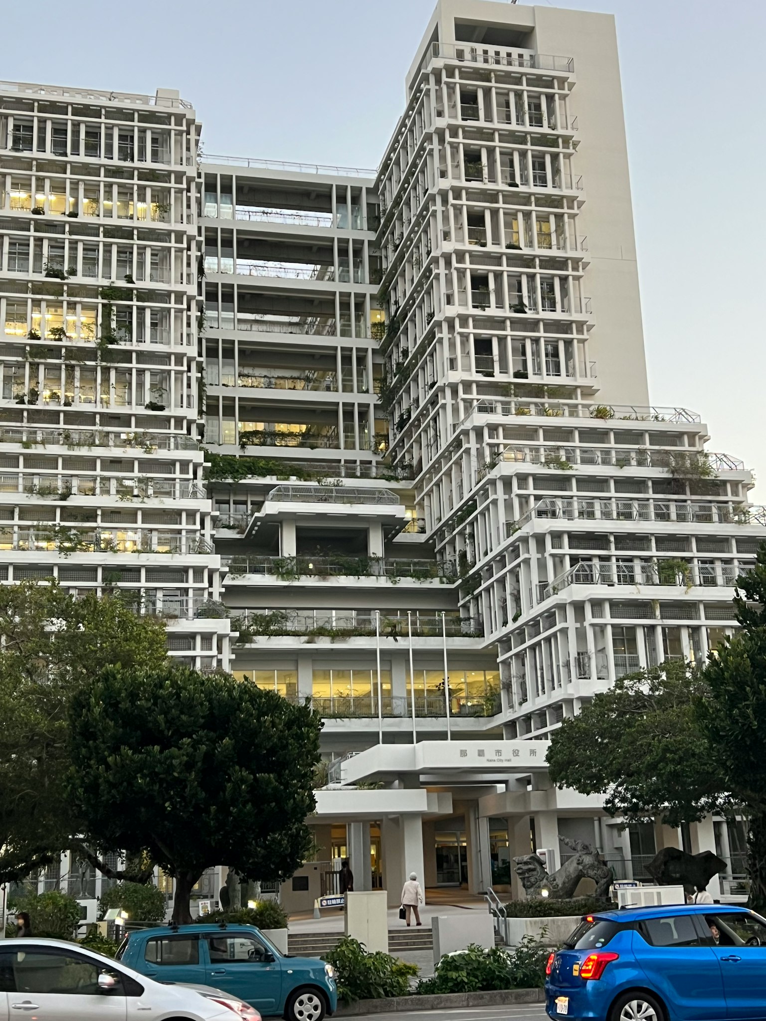 Design architettonico moderno di un edificio per uffici con verde e facciata bianca