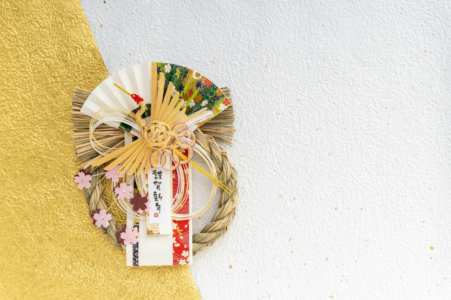 Imagen de una decoración tradicional japonesa de Año Nuevo con papel washi colorido y flores