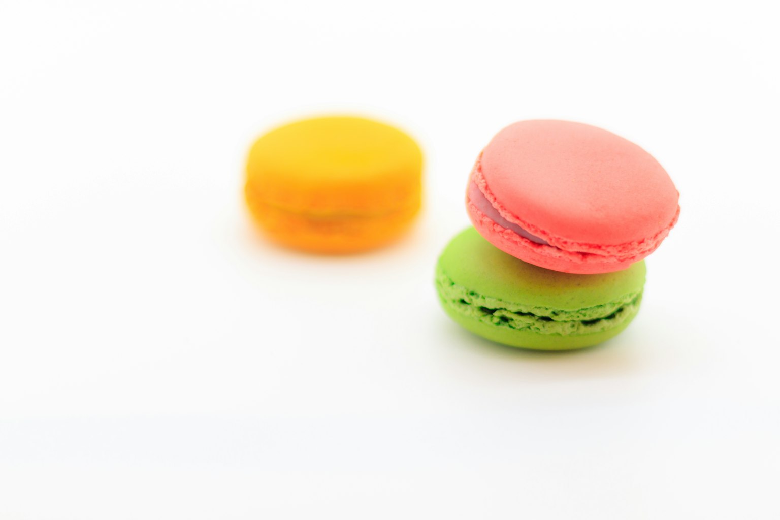 Macaron nhiều màu trên nền trắng
