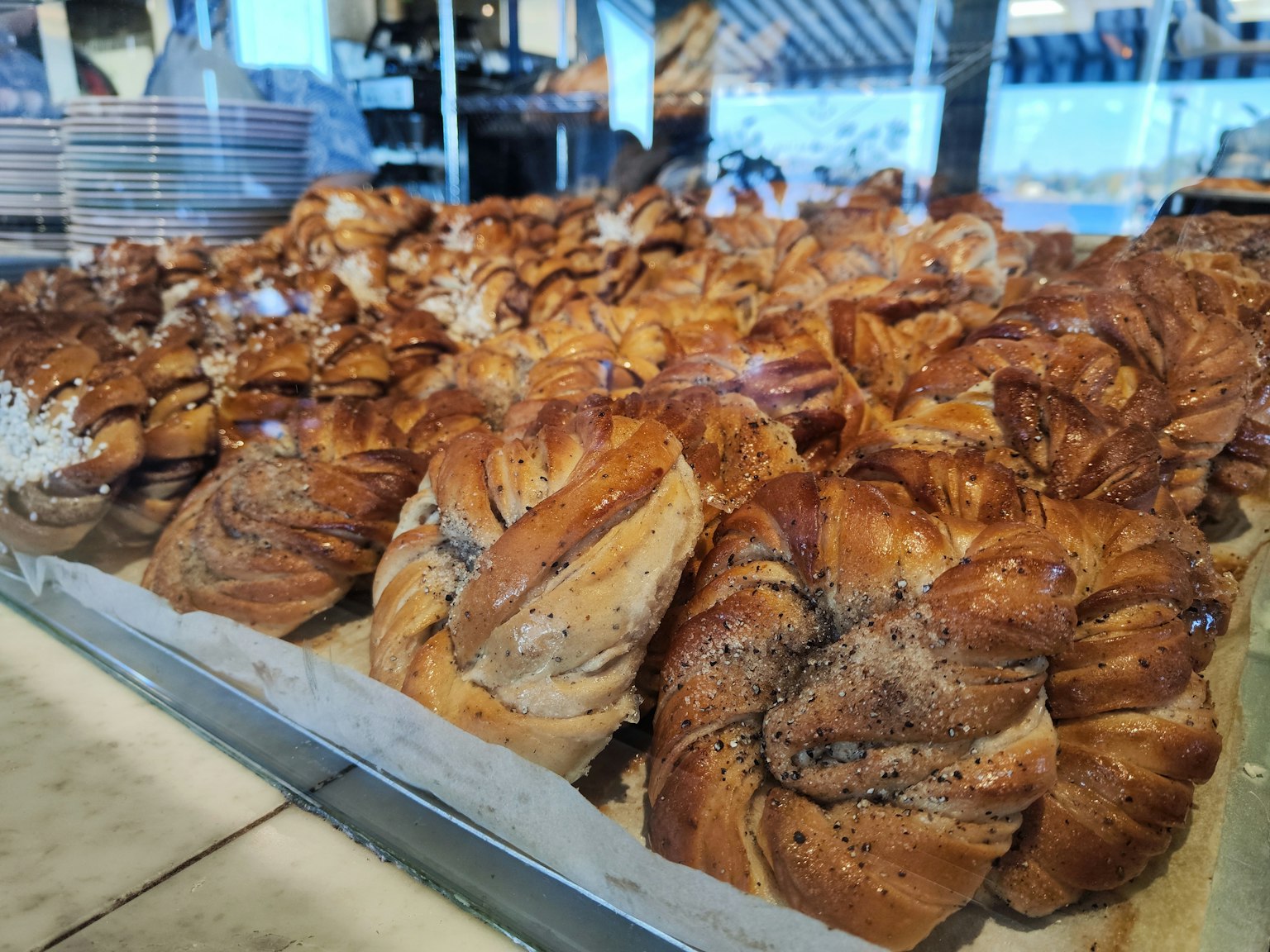 Pasticceria appena sfornata esposta in una vetrina di panetteria