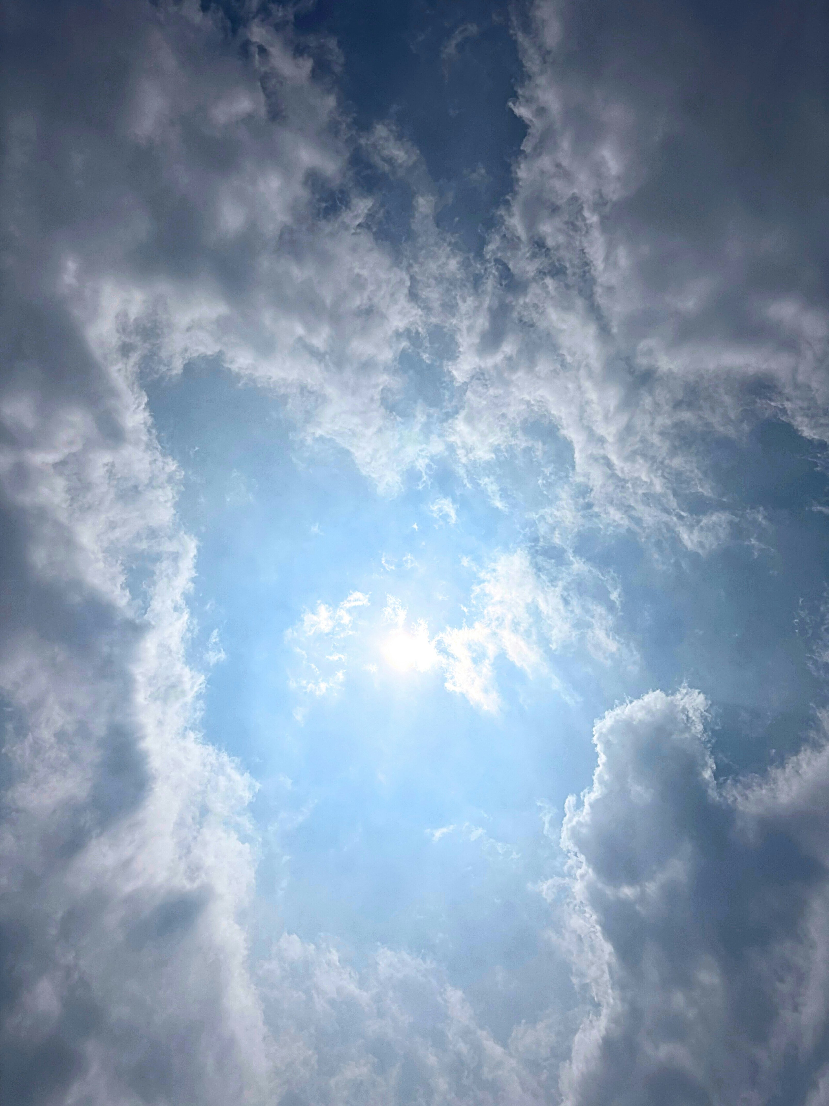 雲の間から差し込む太陽の光と青空