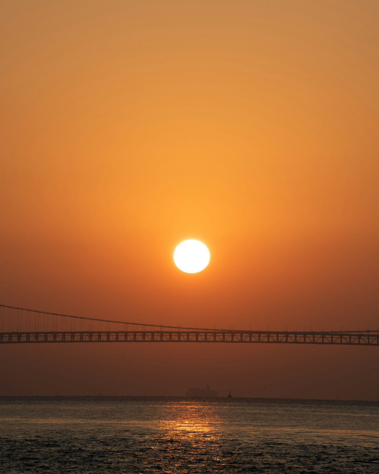 海上夕陽與橋樑輪廓的美麗景色