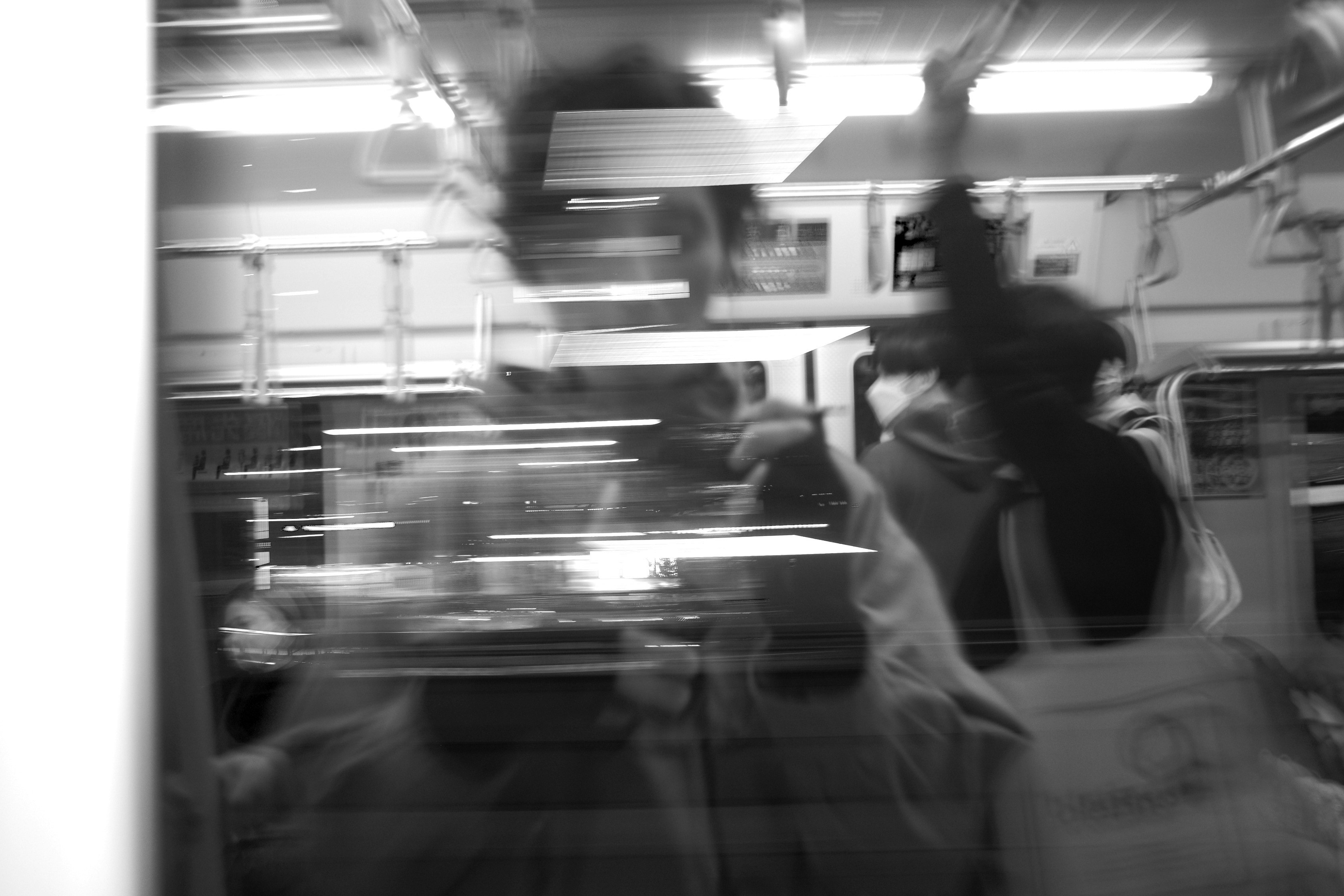 火車車窗外的通勤者動態模糊
