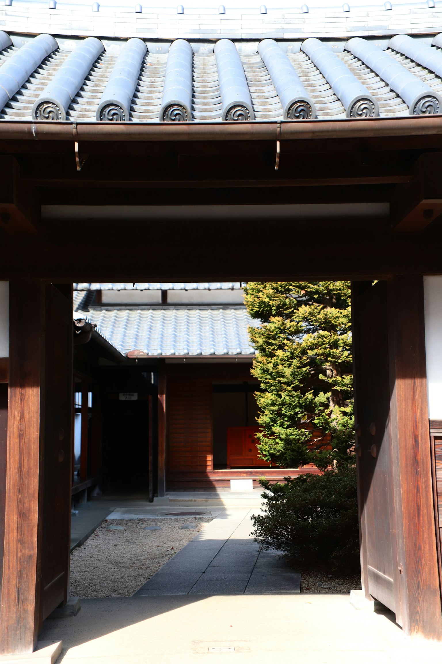 传统日本建筑入口与花园景观