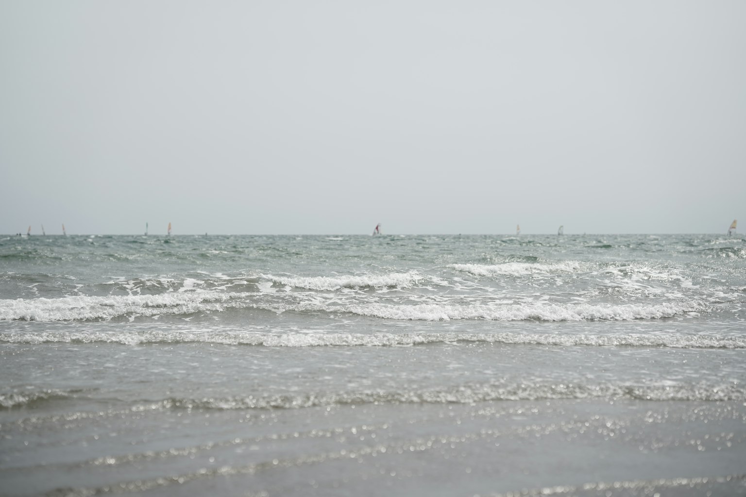 寧靜的海景，波浪與遠處的船隻