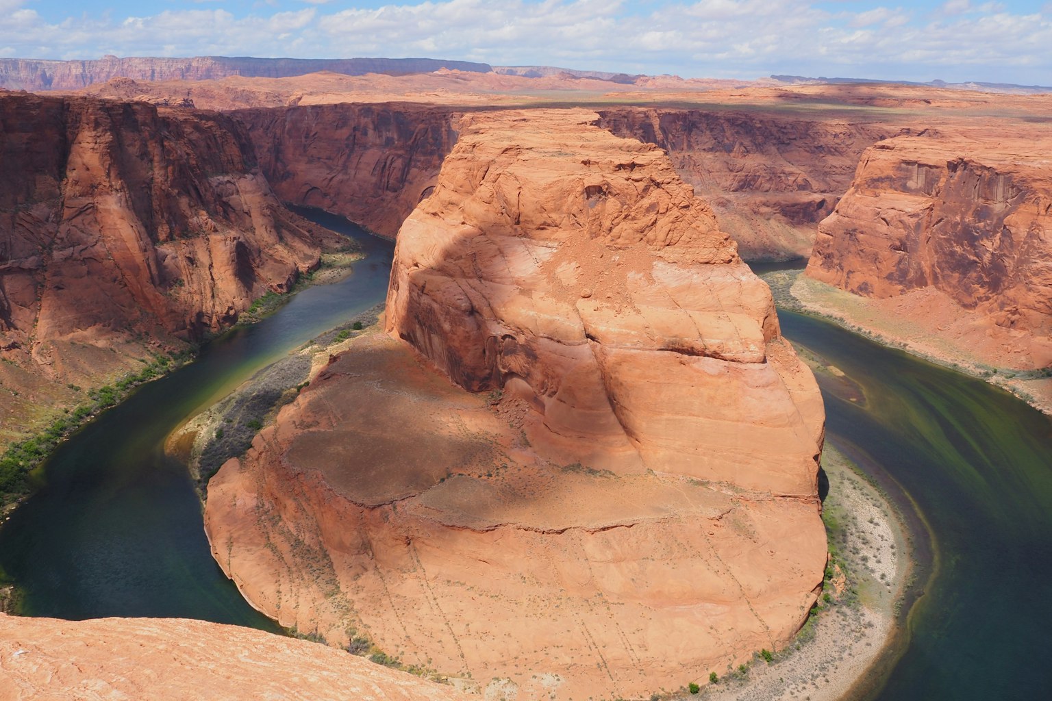 Horseshoe Bend mit roten Felsformationen und grünem, gewundenem Fluss
