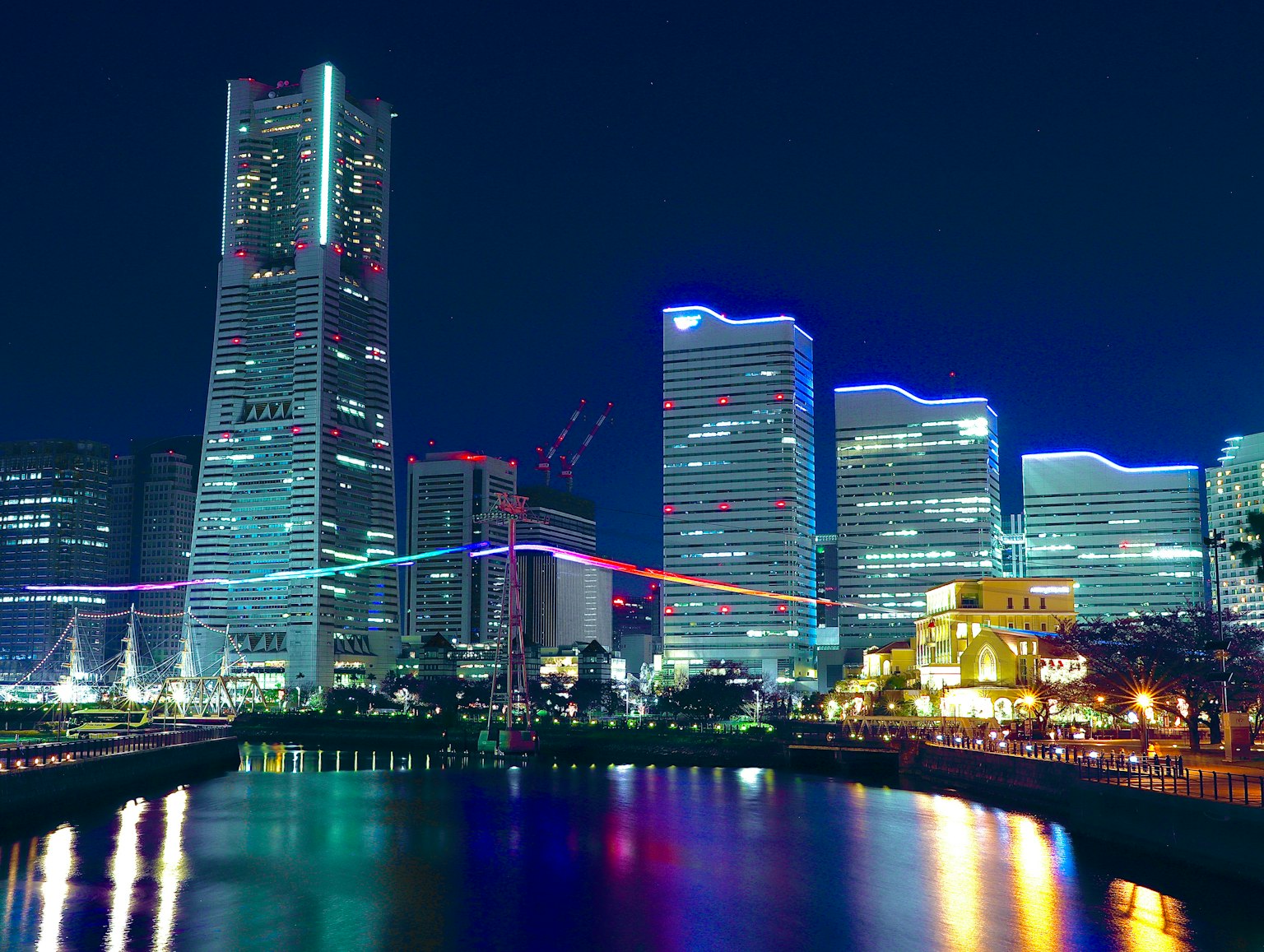 Cielo nocturno de Yokohama con rascacielos iluminados