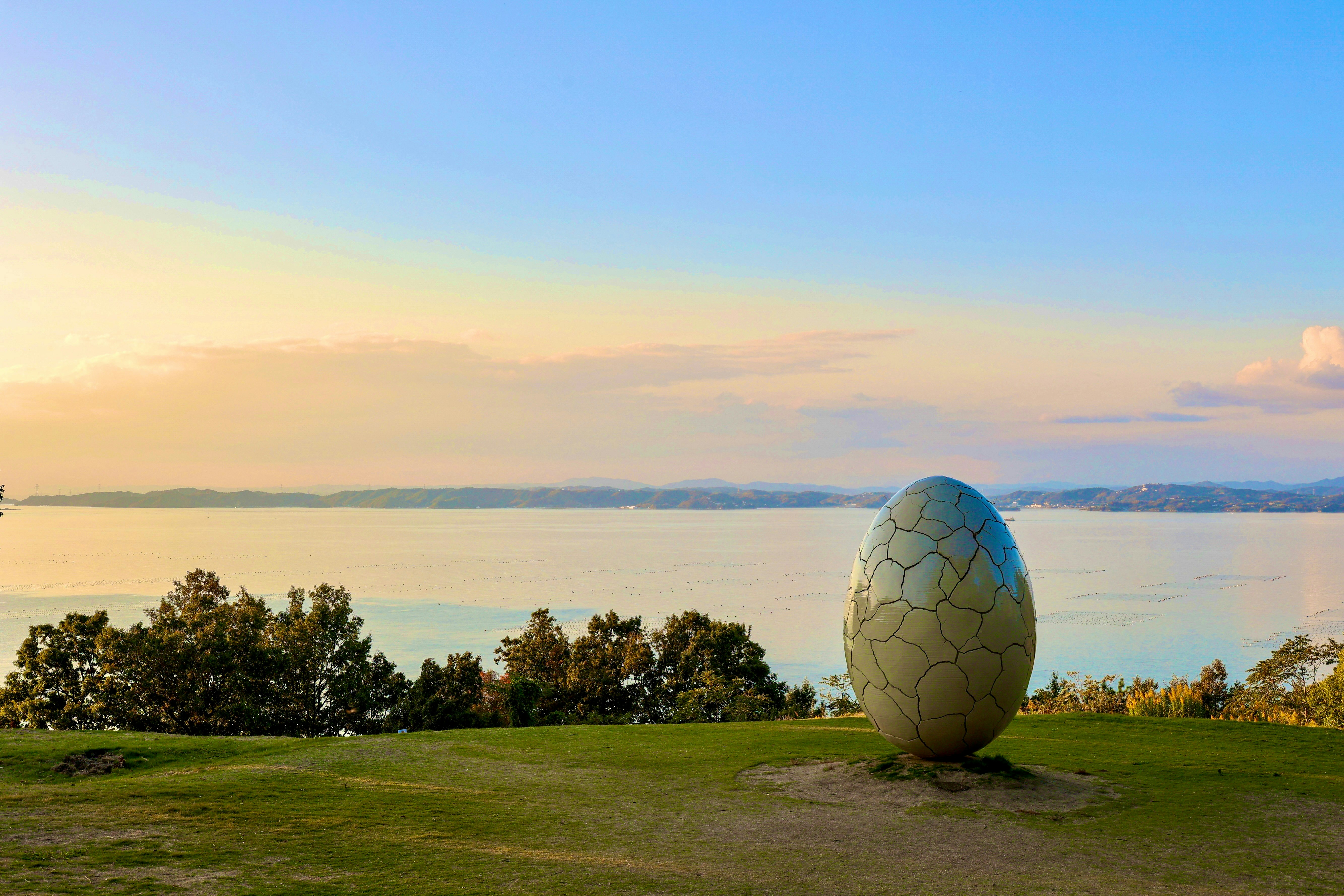 小豆島・屋形崎の夕陽の丘にある卵型アート作品と瀬戸内の海