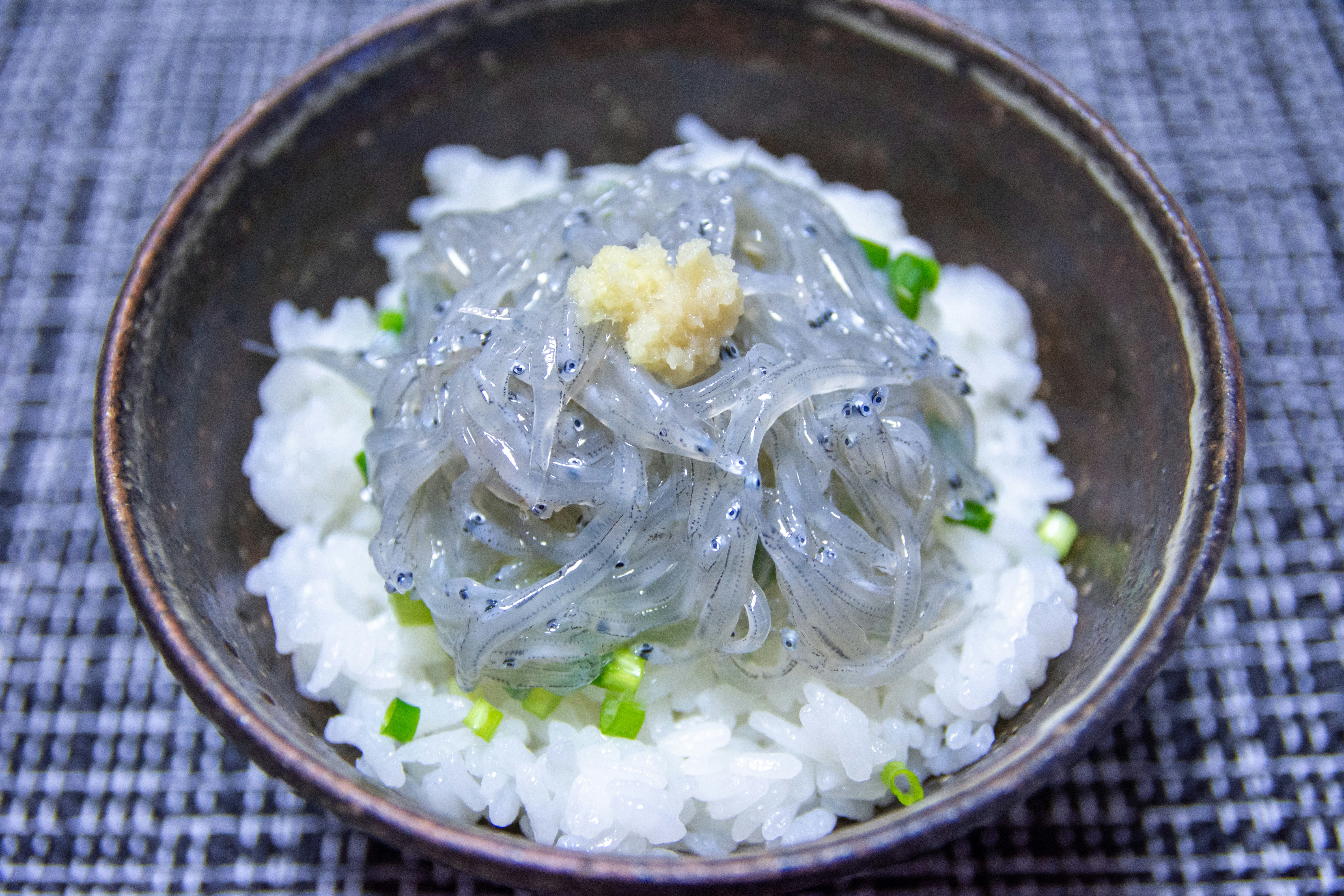 釜揚げしらすと薬味ののった白ご飯の丼