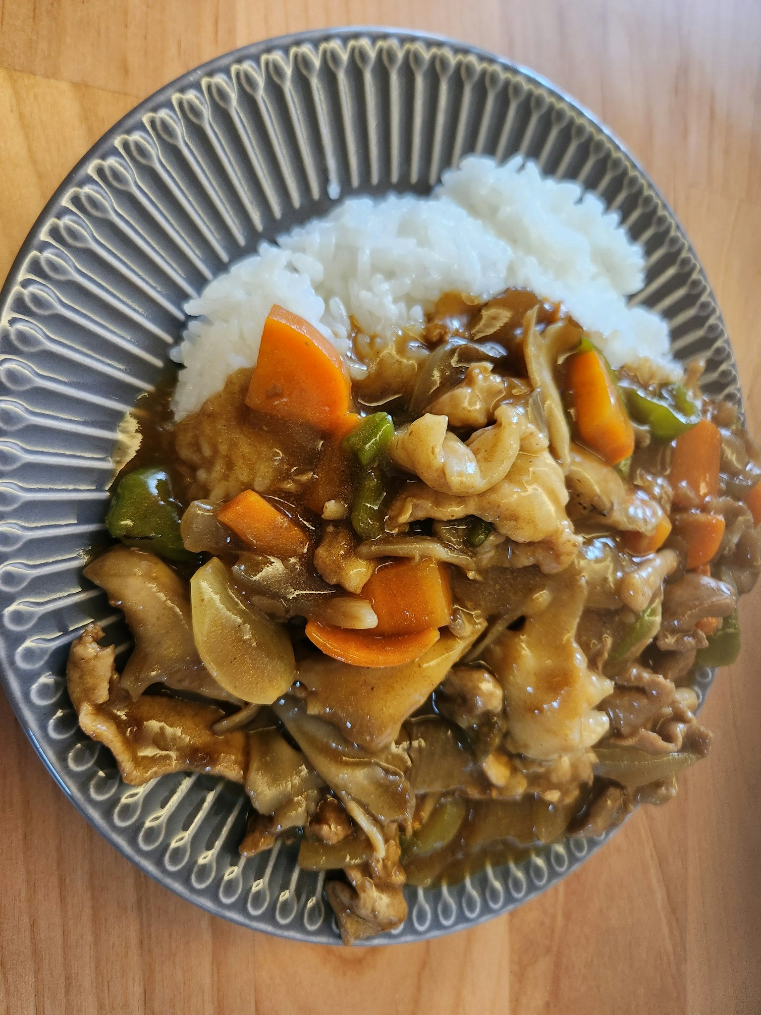 装有炒菜和米饭的盘子