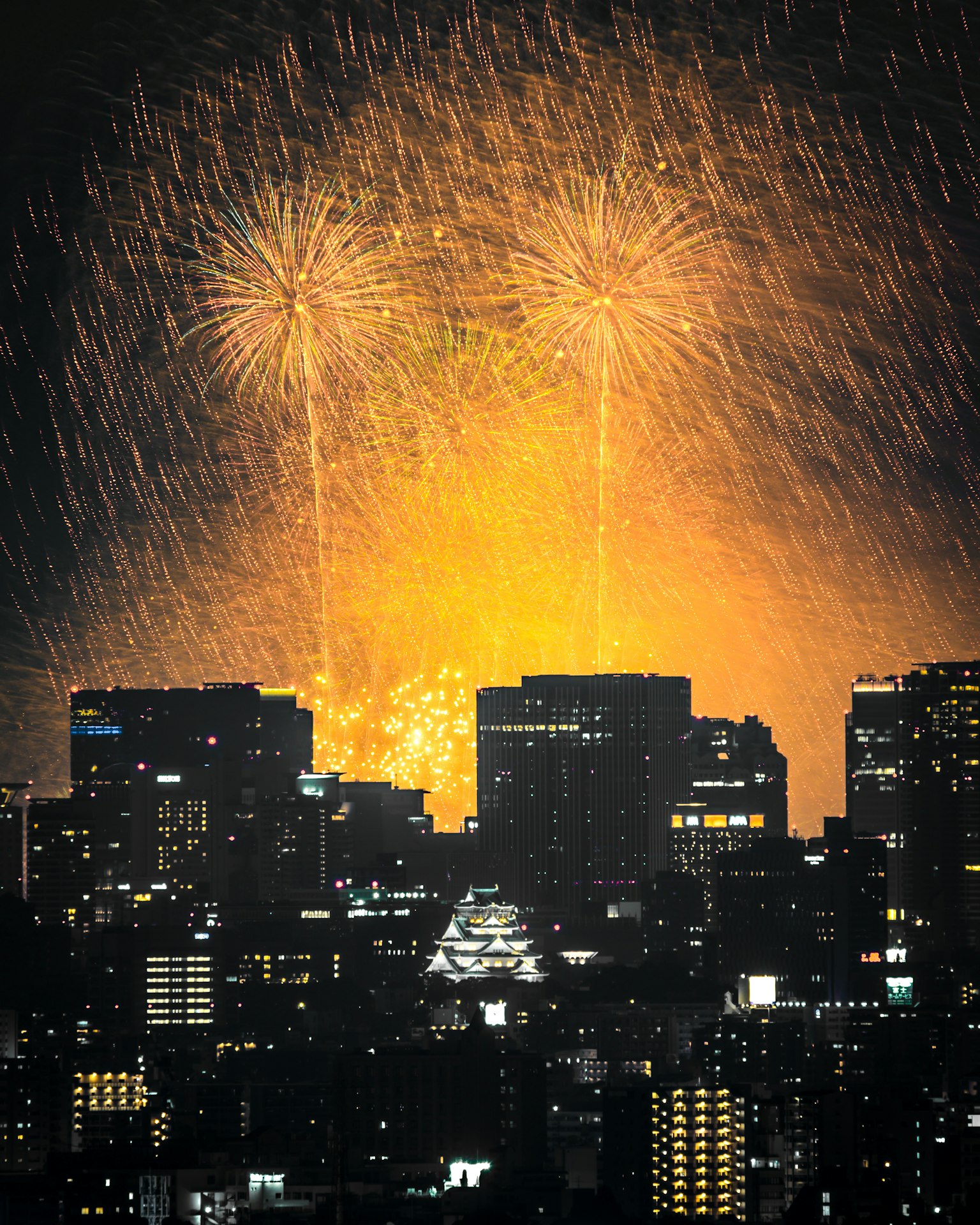 烟花照亮城市天际线的夜空