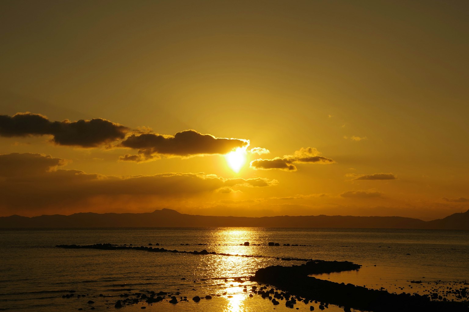 Bellissimo tramonto che si riflette sull'oceano