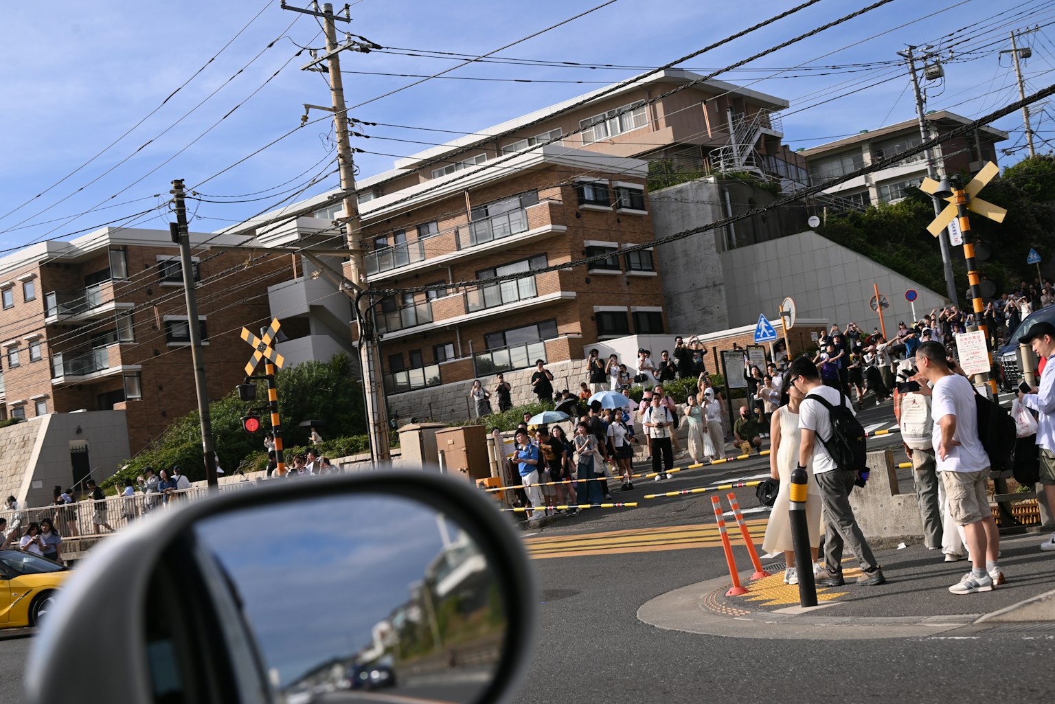 居民区交叉口聚集的人们和建筑物