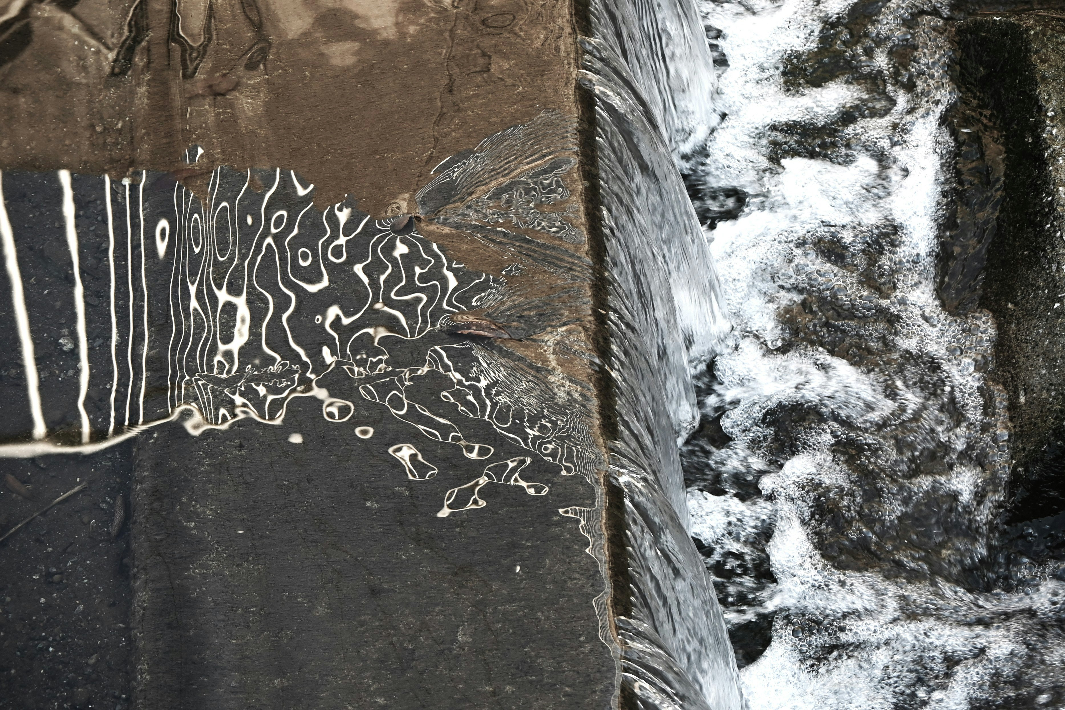 künstlerische Wasserwellen durch fließendes Wasser