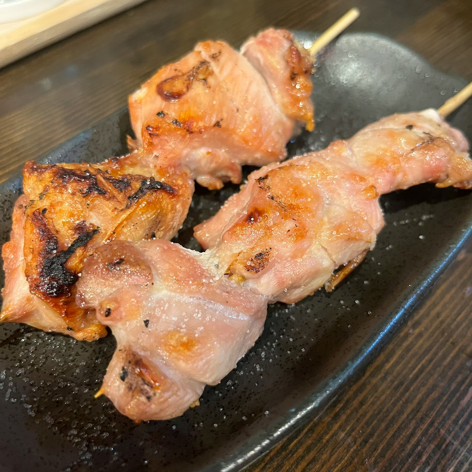 그릴에 구운 닭고기 꼬치가 접시에 담겨 있습니다