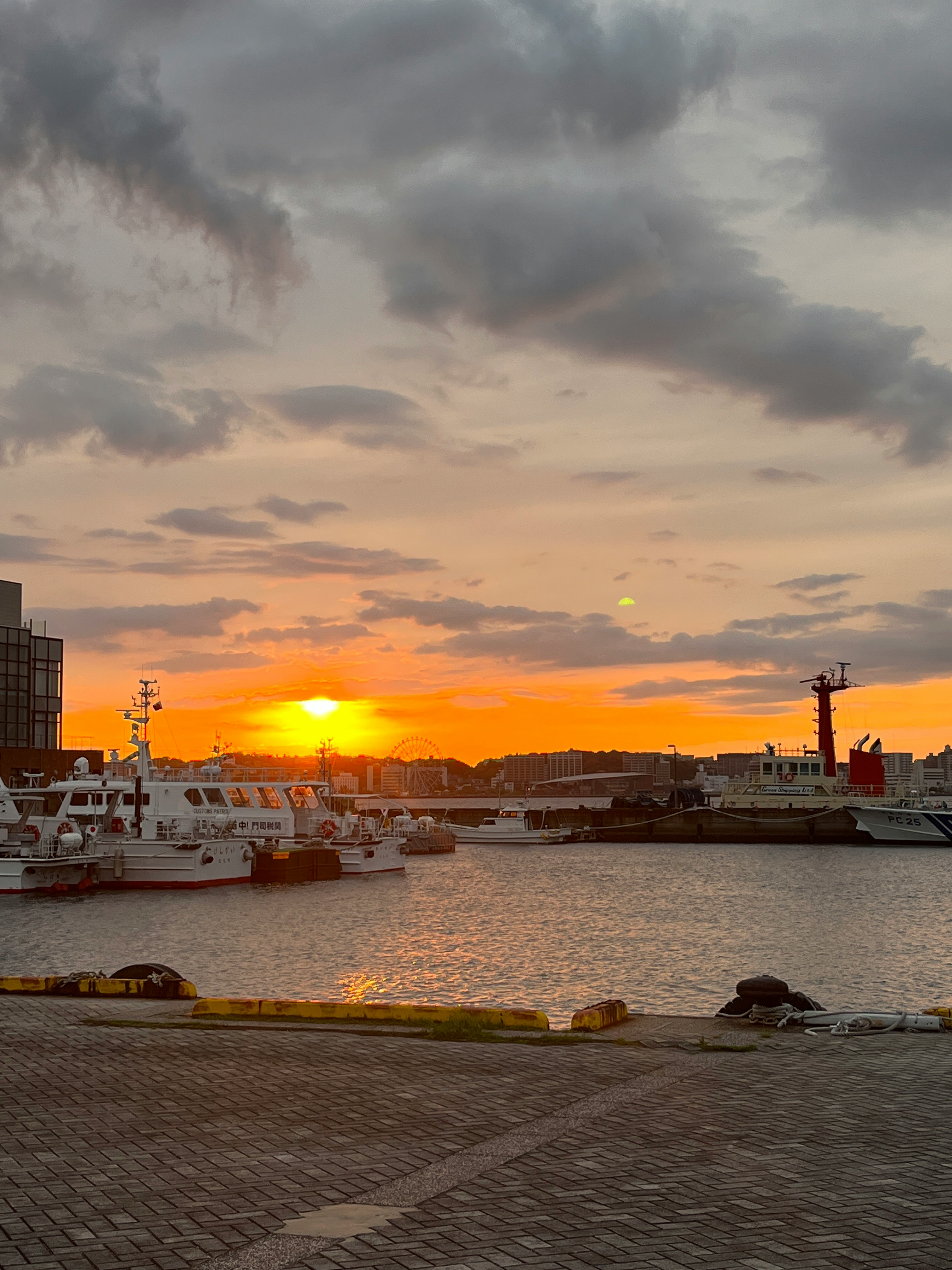 門司港の港に沈む夕日と雲の空