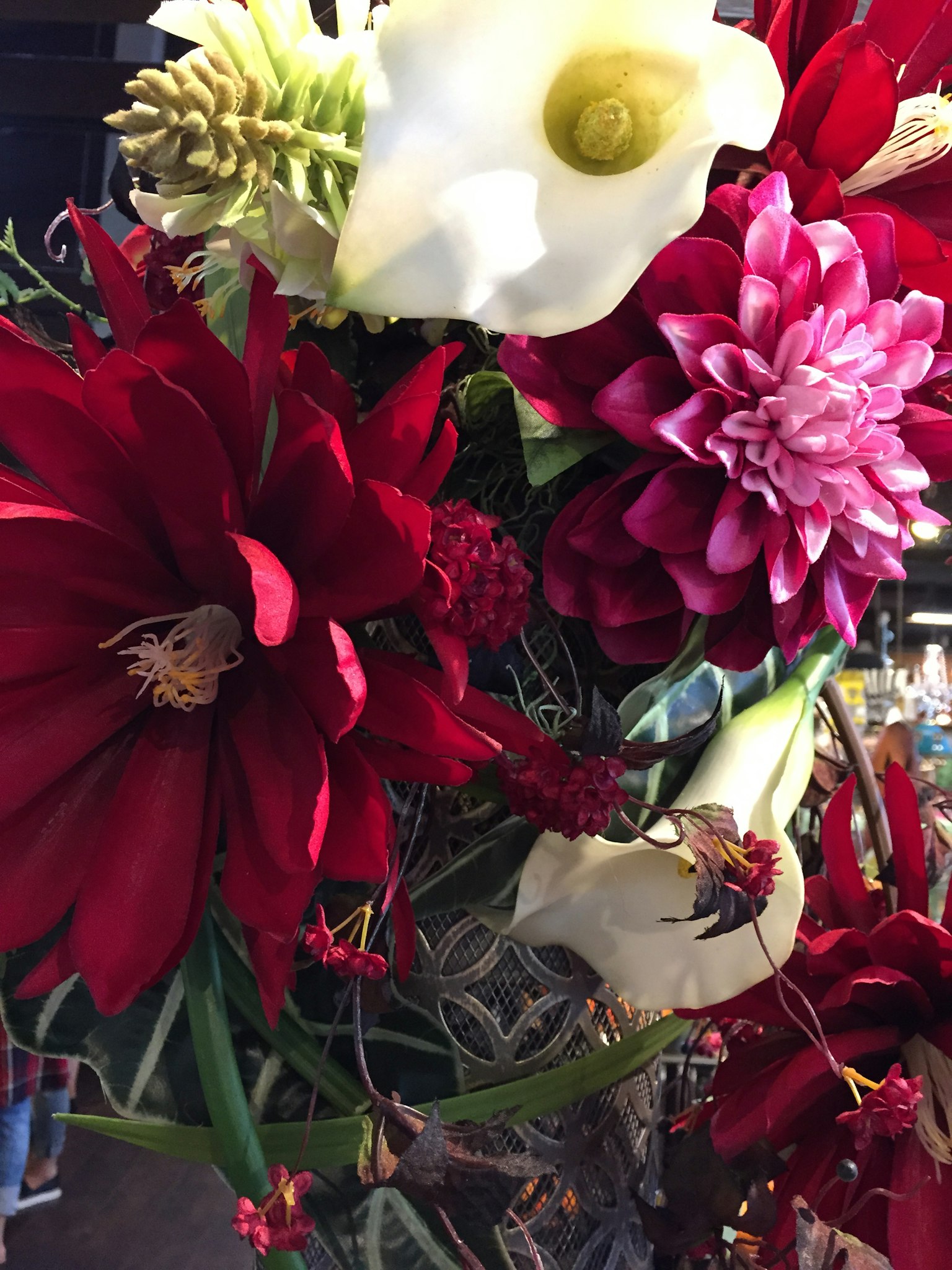 Gros plan d'un beau bouquet avec des fleurs rouges et blanches