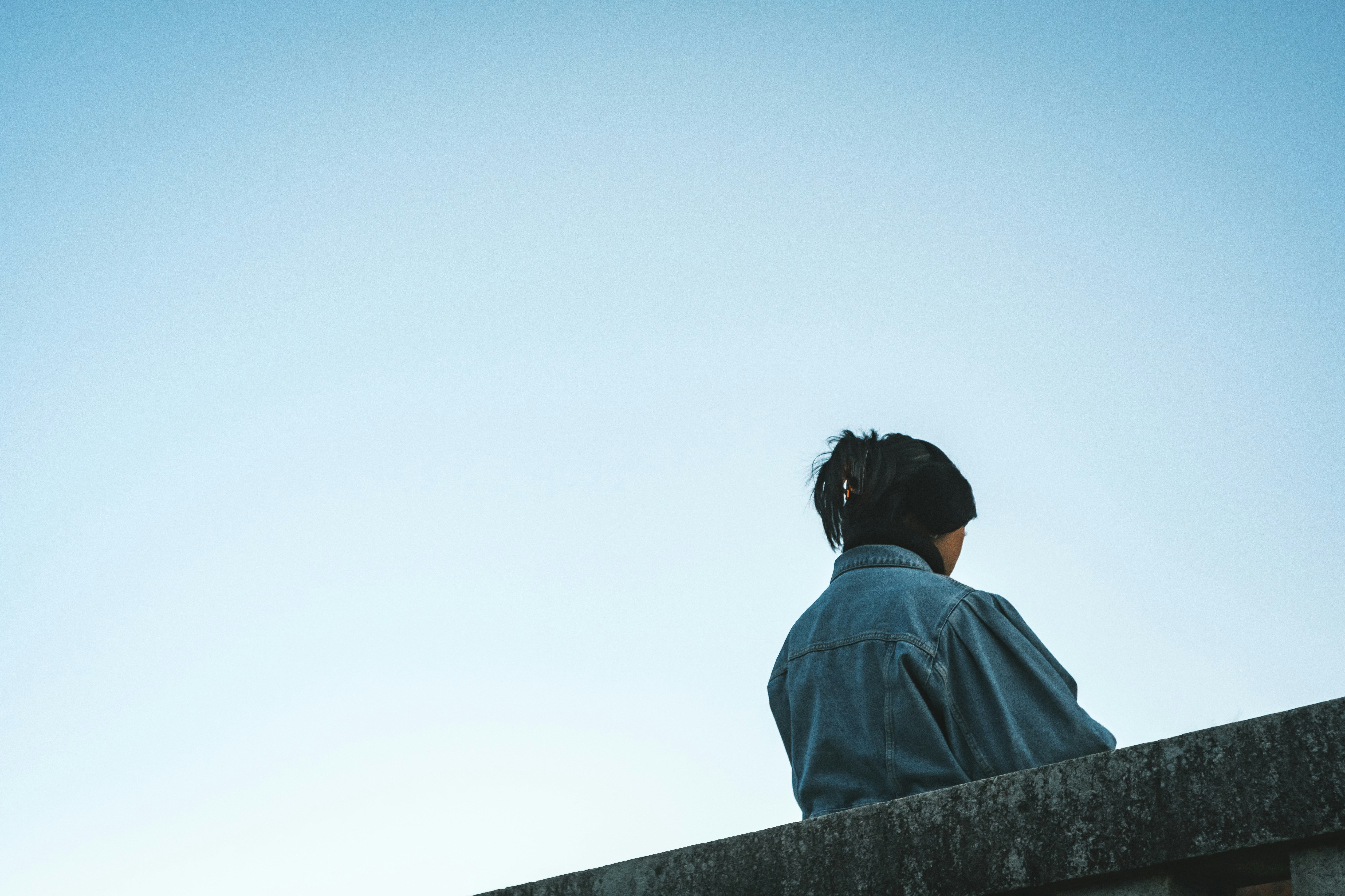 清澈蓝天下背影的人