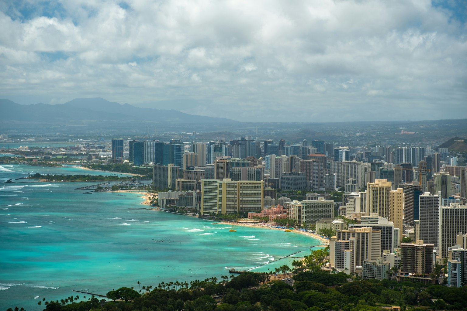 ホノルルの高層ビルと青い海のパノラマビュー