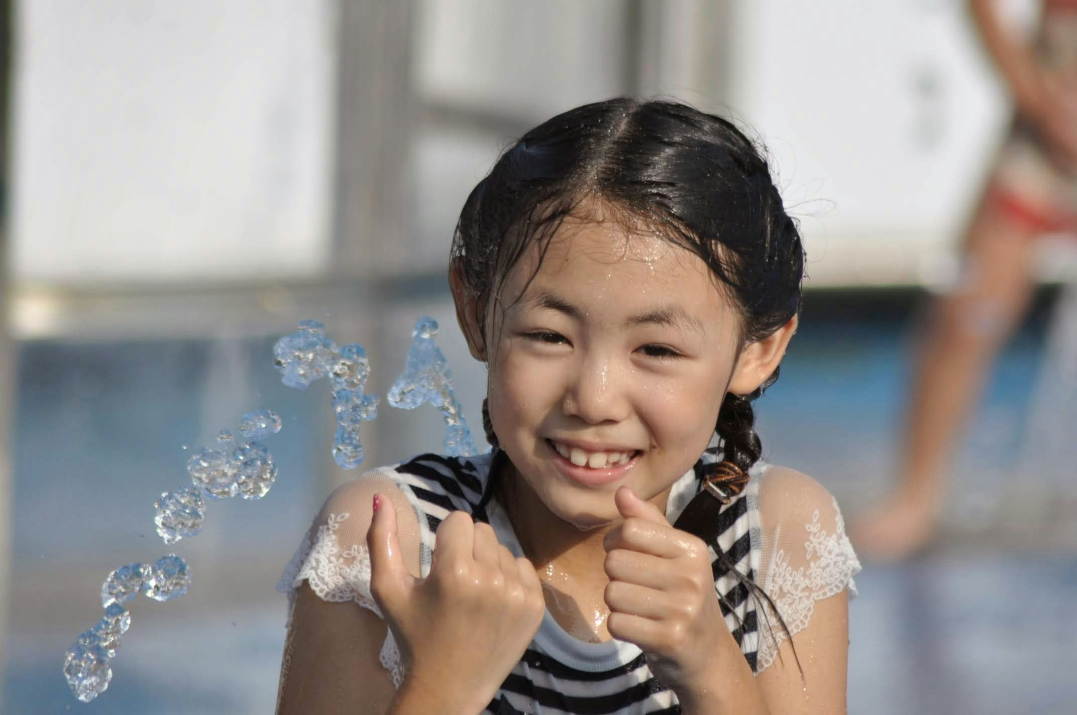 玩水時笑著的女兒