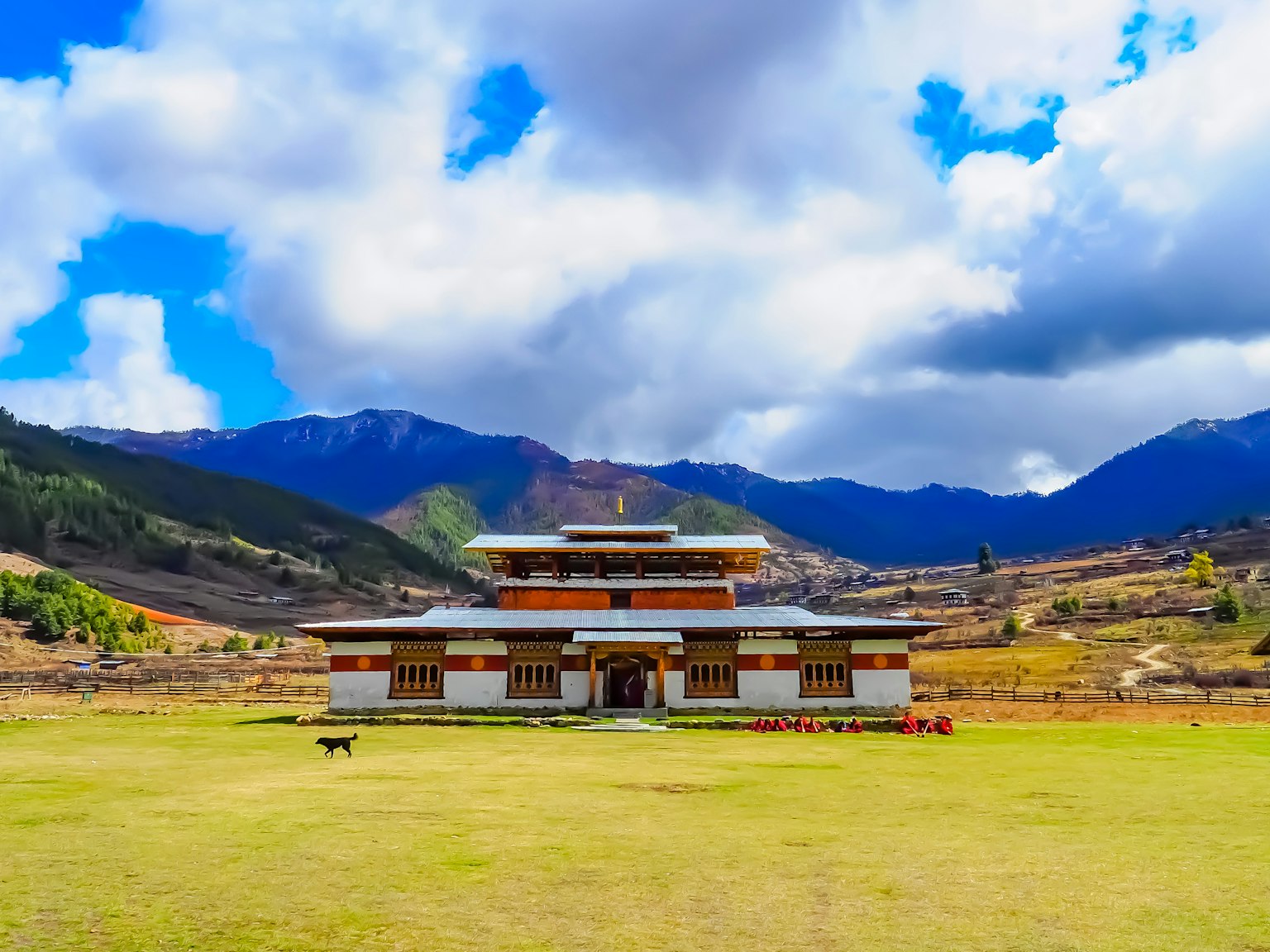 Bâtiment traditionnel bhoutanais dans un paysage pittoresque