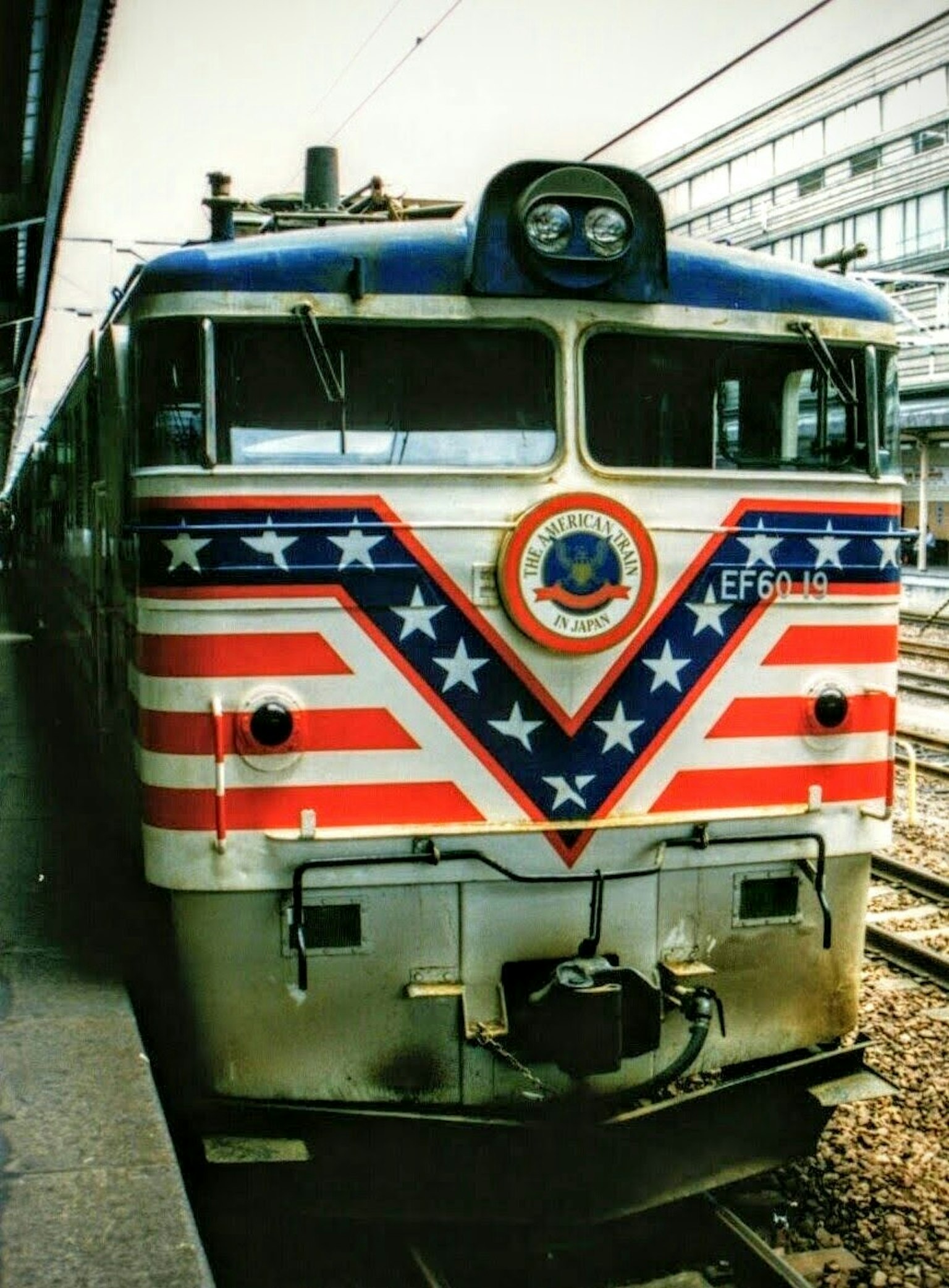 Vista frontale di un treno vintage con strisce blu e rosse e un design a stelle