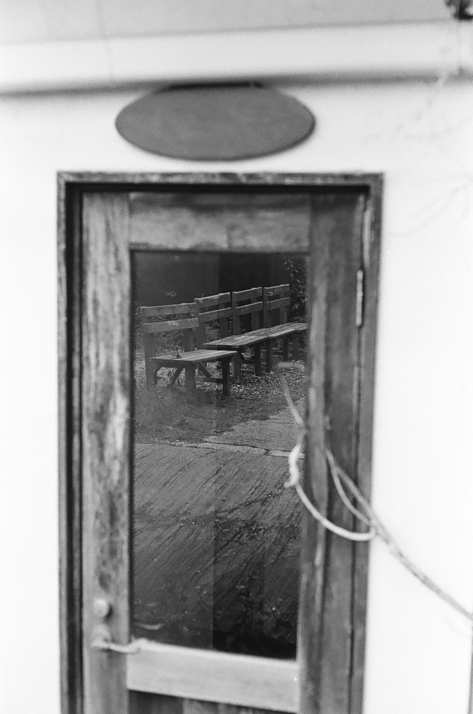 Cửa gỗ với phản chiếu cho thấy một cái bàn bên trong