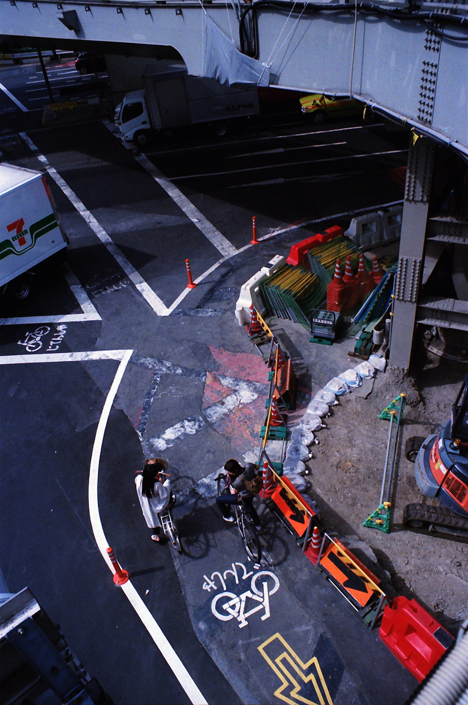 道路施工现场的鸟瞰图，包含车辆和工人