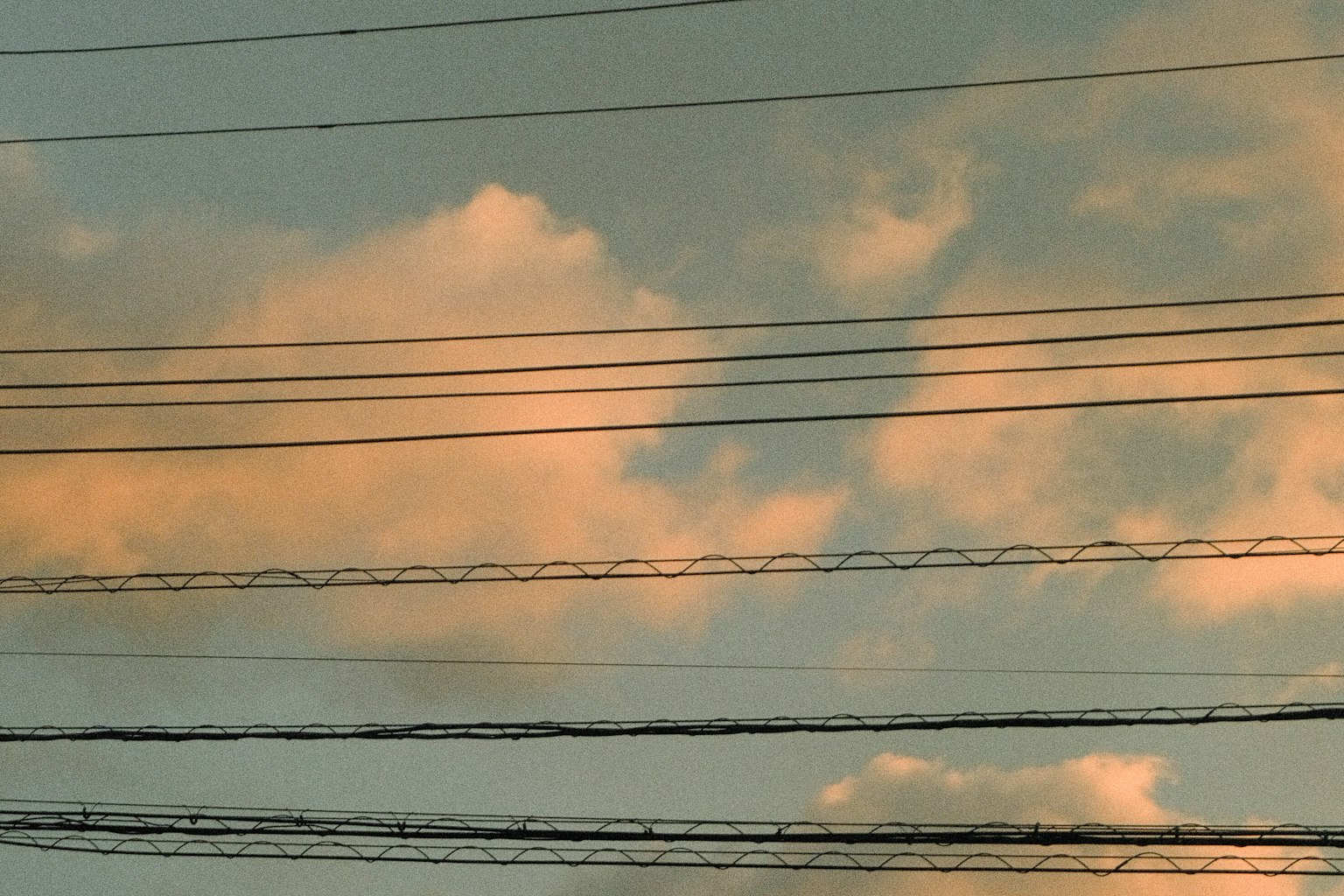 夕陽下電線的輪廓