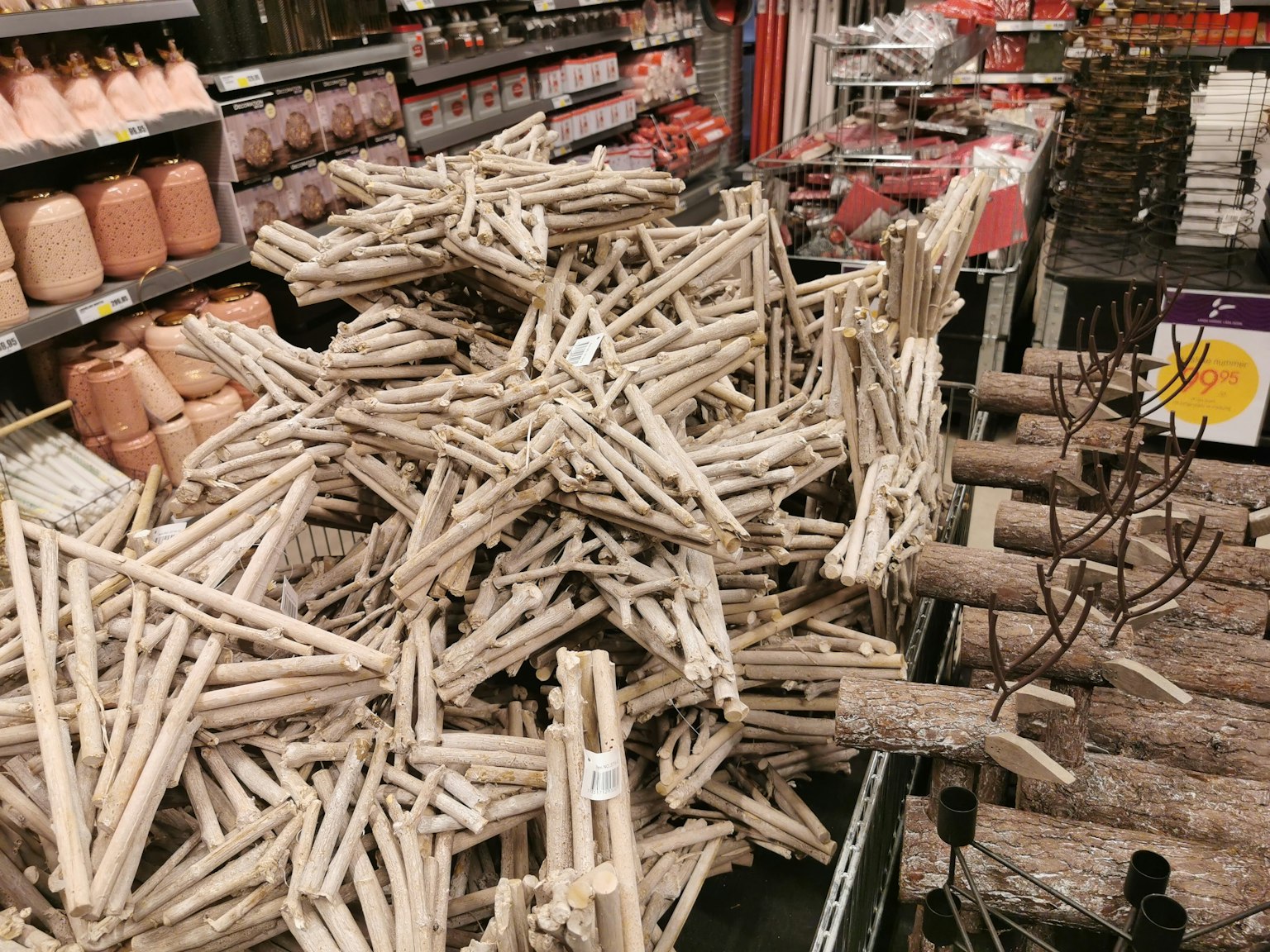 Un tas de branches en bois décoratives dans un magasin