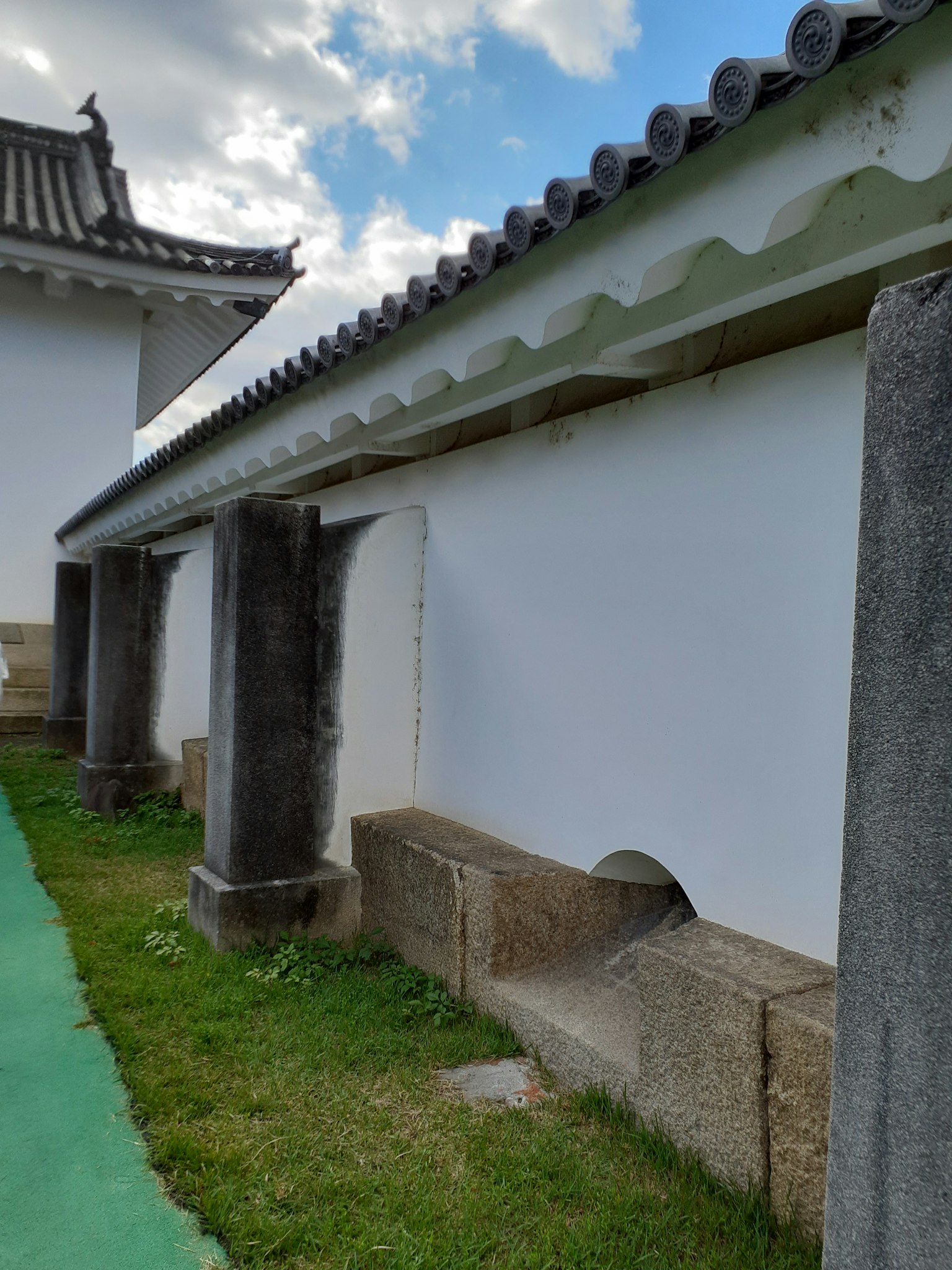 傳統建築，白牆和石柱