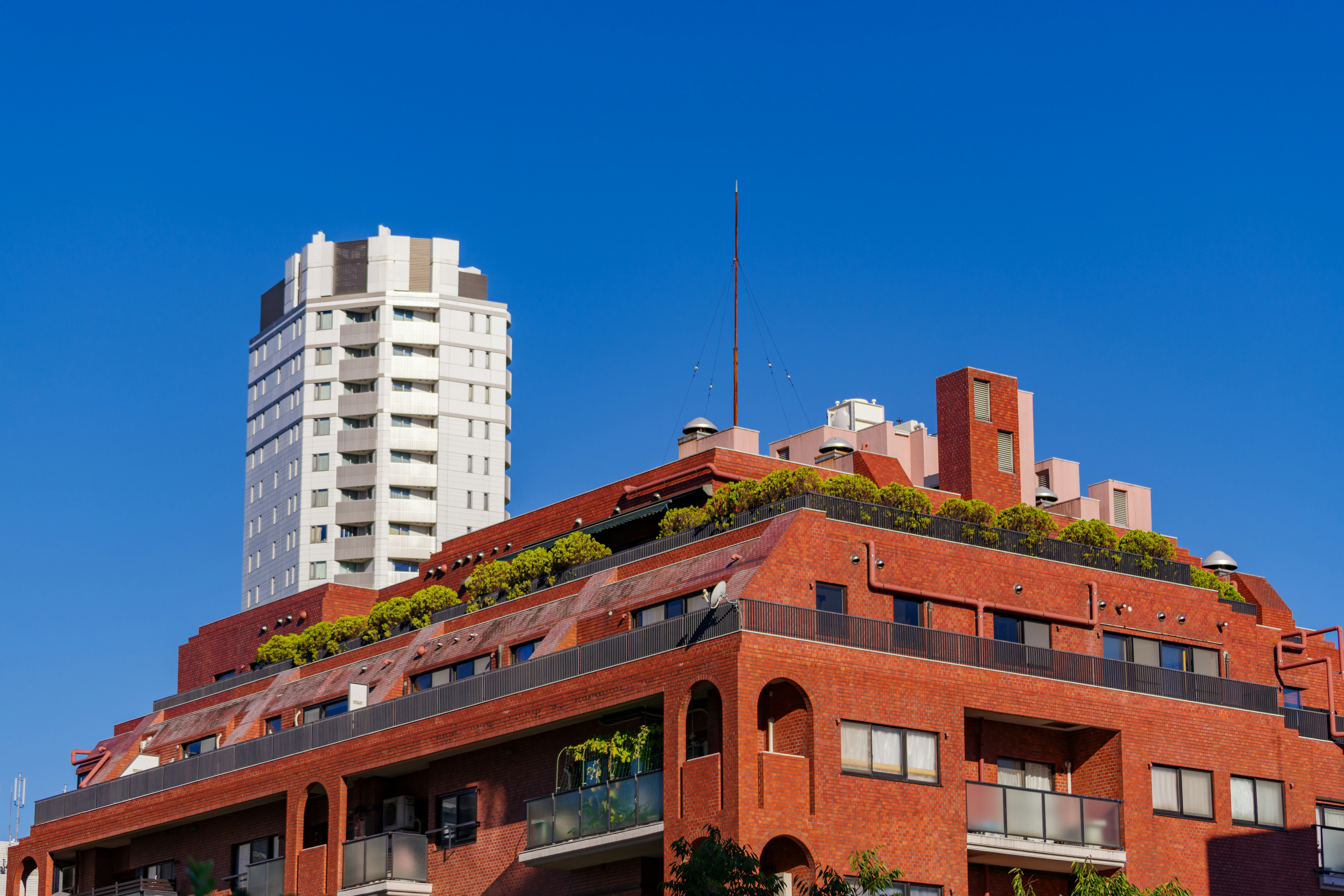 青空の下の赤レンガの建物と塔屋