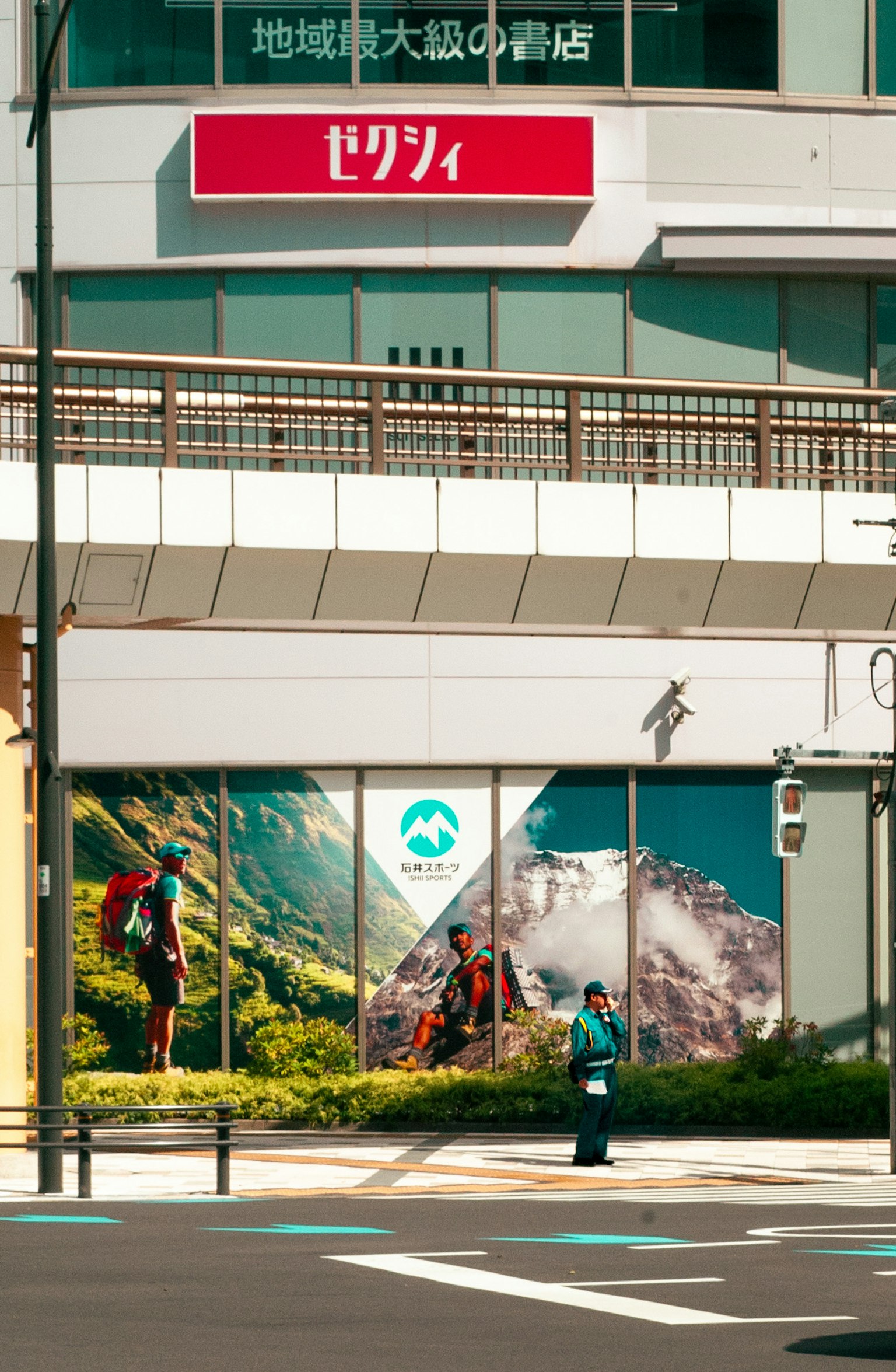 หน้าร้านที่มีโฆษณาการปีนเขาและคนเดินถนน